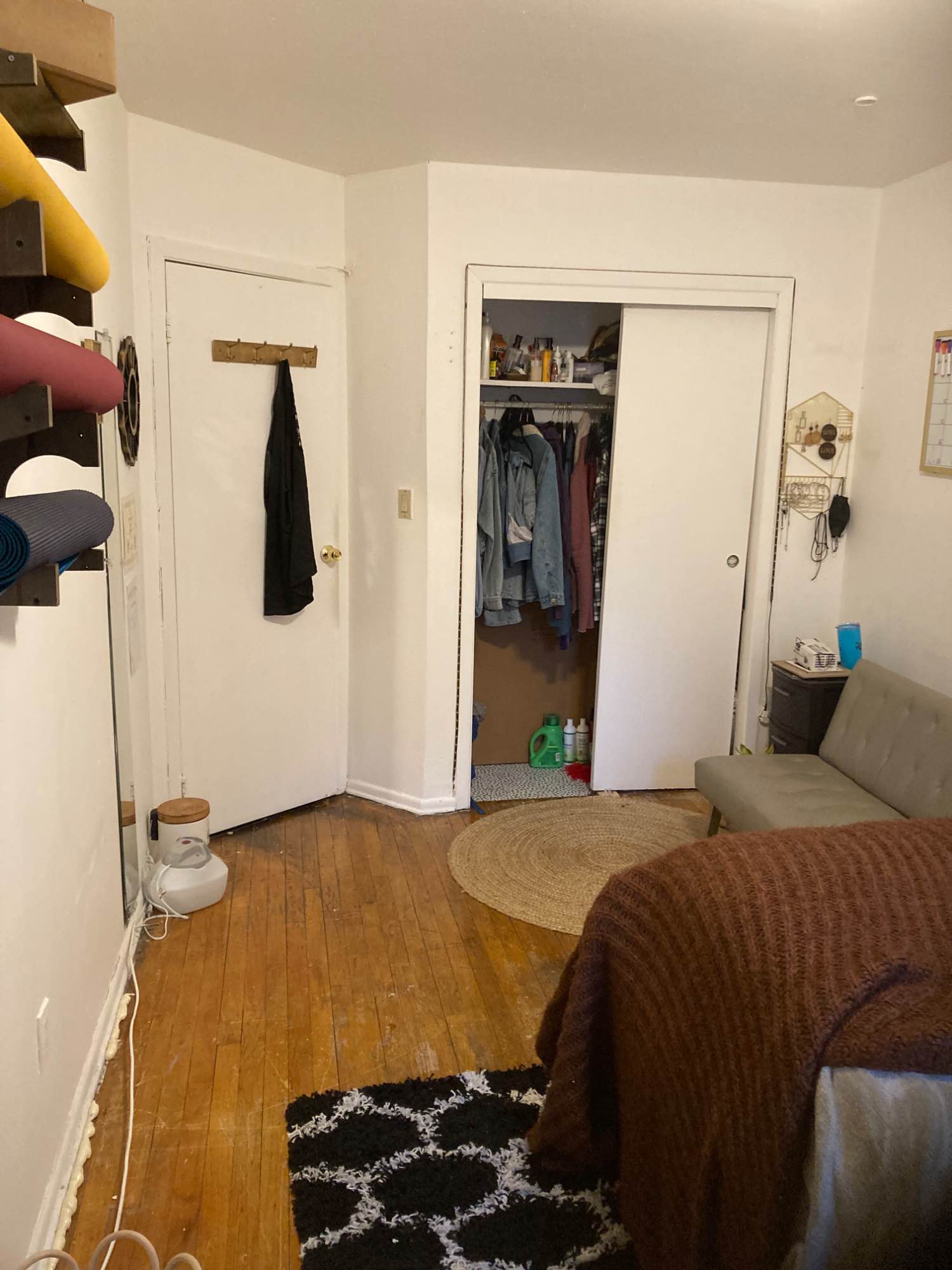 This is a large room facing the garden, quiet, and a lot of natural sunlight. Were by the Queens Mall, and the closest train is the R, M, F & E. The utilities are included in the rent so you don’t have to worry about, electric, water, or wifi. 
Please let me know if you’re interested. 