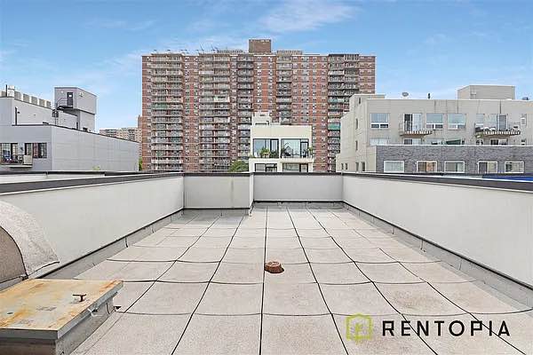 4 bedroom loft in Williamsburg 
2 bathrooms 2 private rooftops with skyline views
10 ft ceilings, tons of natural light, massive living room

Looking for two great new roommates to sign with us September 1st. Must be clean, pick up after yourself and willing to invest in a productive space. Open to all ages and genders. 

12 minute walk from the L (Lorimer St)
5 minute walk from J&M (Hewes st)
2 minute walk from G (broadway)
