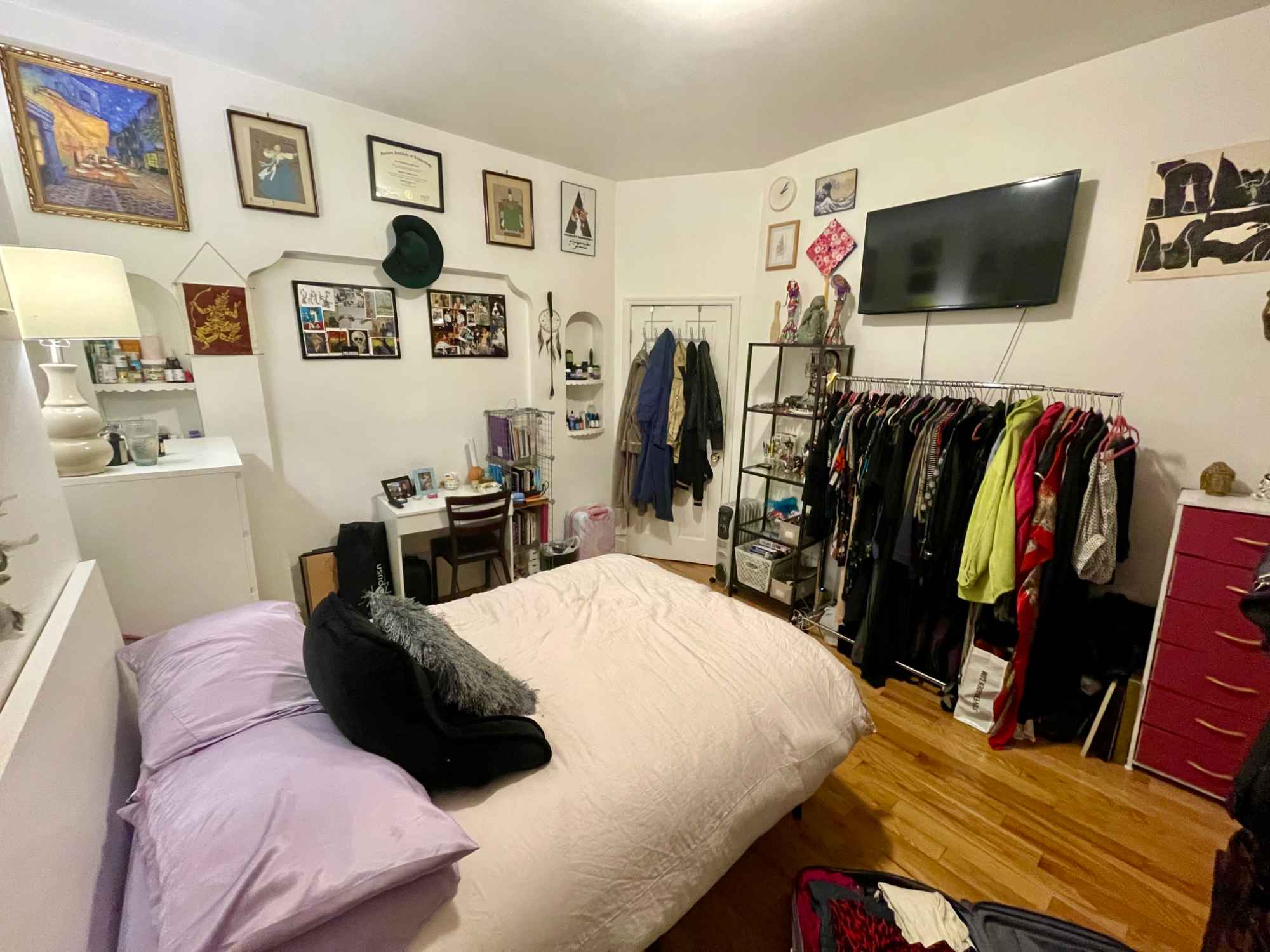 Room available in Bushwick starting October 1
- Must have proof of income & be approved by the landlords
- Utilities: Electricity, Internet, and Gas, $100 - $175+ per month (higher in summer)
- Heat & hot water included
Pets:
- We are suuper open to someone with a dog!
- Unfortunately, no cats
The room:
- Large room, 2 windows, fire escape
- Cute built in shelves
Apartment:
- Entire 2nd floor of a really beautiful pre-war building
- Big open living room/kitchen
- Washer/dryer combo & dishwasher in unit
- Some additional storage space in spare room
Us:
- Gaby (she/her), I’m 34, born in France, mostly grew up in California, and have been in Brooklyn for 14 years. I work in a costume shop making costumes for Broadway. I love to do crafts, watch corny rom-coms, meal prep, have picnics, go to shows, thrift, and go to the beach! I like to socialize with roomies but also very much value quiet/alone time
From my roommate:
- My name is Marki (she/her), I am a 32 year-old from Dallas, and I moved to New York three years ago for work, where I shoot as a photographer and photo editor. I’ve been in Brooklyn for a year, which I’ve really enjoyed! I love horror movies, running, yoga, seeing shows, reading, and nerding out with friends with game nights. I also enjoy quiet/alone time when home, but am down to socialize/catch up whenever
You:
- Responsible, respectful, communicative, chill, keep common areas clean (we have a chore chart with weekly/monthly chores), & wants to create a cute/comfy/chill home!
- Message me if you have any questions & please tell me about yourself!