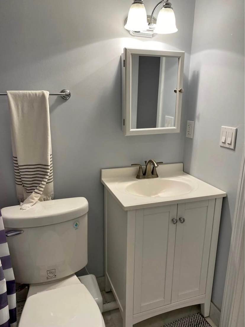 I have a spacious one-bedroom apartment available for rent in a clean, quiet neighborhood. The studio unit features hardwood floors, air conditioning, ample closet space, a stove, refrigerator, washer, and dryer. Utilities are not included. Kindly drop your cellphone number for more information or contact (312-448-9573)