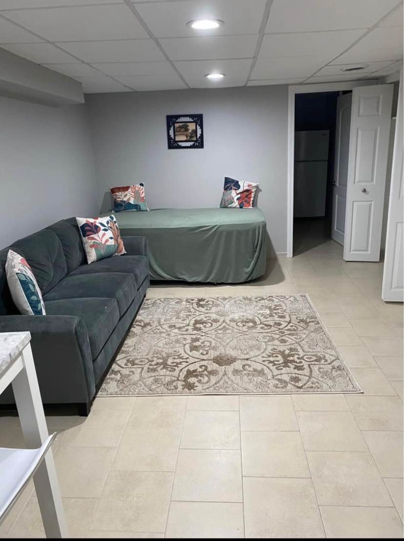 I have a spacious one-bedroom apartment available for rent in a clean, quiet neighborhood. The studio unit features hardwood floors, air conditioning, ample closet space, a stove, refrigerator, washer, and dryer. Utilities are not included. Kindly drop your cellphone number for more information or contact (312-448-9573)