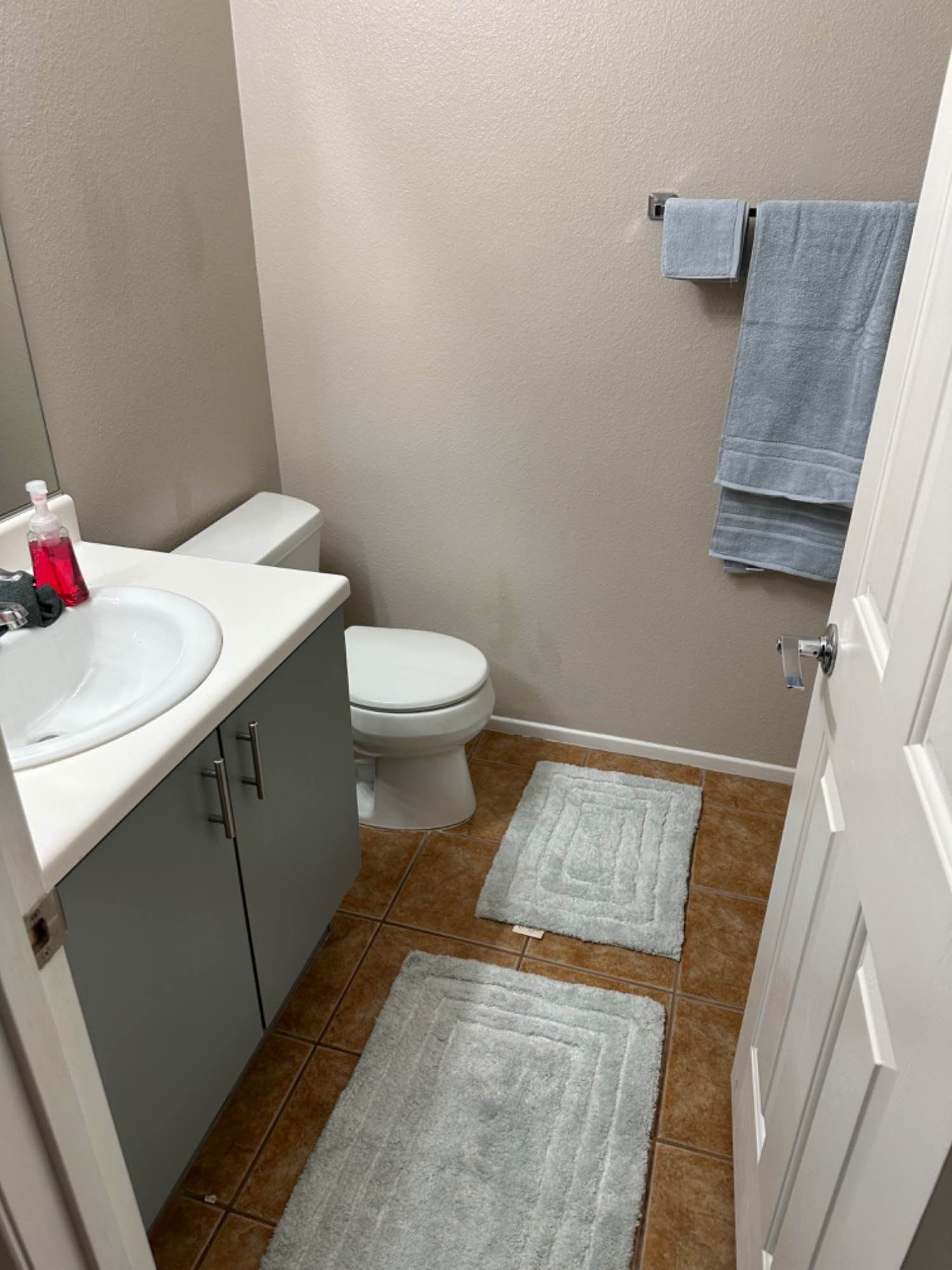 I work full-time during the week and I’m home on weekends. I’m single, I like to keep busy. I like sports, especially hockey, and football. But, I also like to hike, travel, snowboard, and etc…. I also like photography and going to concerts.

I just moved to Vegas couple months back. My buddy, who lives in Summerlin, told me to use this .