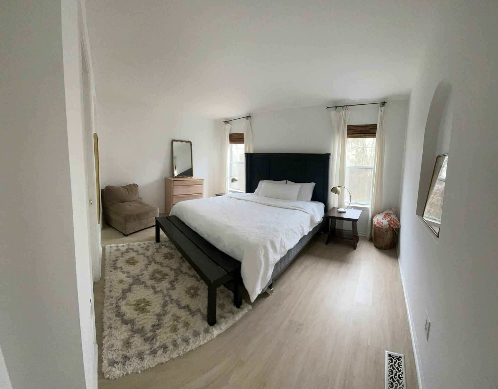 Urgent: Lease Takeover - Master Bedroom in Shared House (Female Only) Urgently looking for a reliable, female tenant to take over lease as tenant is moving back to her home country. Location: Sterling, VA Ferguson Court Monthly Rent: $1,200/month ( ALL utilities are included! This covers electricity, water, sewer, internet, and garbage.) The Space: One large master bedroom on the second floor of a shared house. Access: Shared upstairs bathroom with one female housemate. Full access to shared kitchen, living room, laundry, screened porch, and backyard. Move-in: ASAP / Flexible. Requirements: Must pass landlord’s standard credit and background checks. Female applicants only. Interested? Send a private message and questions are welcome