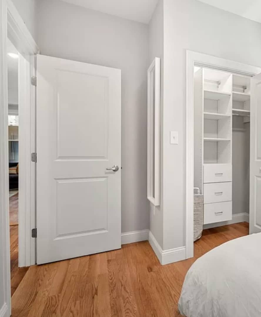 A charming 1-bedroom apartment in a desirable location is available for rent. Perfect for singles or couples. For more details, please contact canhxozz@gmail.com!