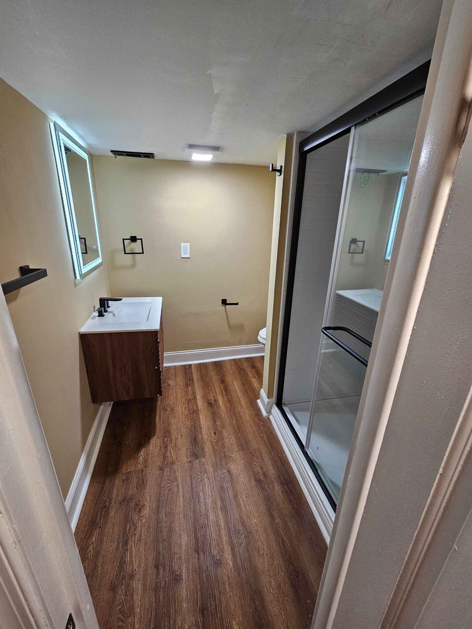 Newly Renovated 1-Bedroom Basement Apartment β 2929 Presstman Street, Baltimore, MD 21216 (West Baltimore)
Looking for an affordable weekly rental in a newly renovated building? This beautiful 1-bedroom basement unit offers a fresh, comfortable space in a convenient West Baltimore location β just minutes from Coppin State University and close to public transportation.
Features:
1 spacious bedroom
Brand-new hardwood flooring
Updated kitchen with new appliances
Renovated bathroom with modern finishes
Fully renovated, quiet, and secure building
Conveniently located near Coppin State University and local transit
Rental Details:
π° $400/month or weekly rental option available
β
No background check required
β
No credit check required
π Proof of income required
π Available for immediate move-in
Perfect for working professionals, students, or anyone seeking a clean, affordable, and flexible housing option in West Baltimore.
π Contact Trye Realty LLC today to schedule a showing and secure your spot!