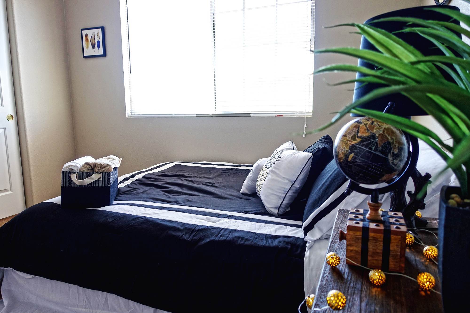 (1) bedroom available in 3 bedroom two-story house.
Sorry, No pets allowed.
Also no couples or kids. Looking for just a solo renter please.
The middle full bath is shared between (1) other roommate, but there is a half bathroom downstairs, so always a restroom/mirror available for getting ready.
$850 ($500 deposit) a month includes
EVERYTHING…..all bills (Gas, Trash, Electric, Water and Hi-speed internet, Washer & Dryer in the house). ($1350) to move in and the ($500) security deposit will be refunded with a 30 day notice.
The deposit is there to protect us from tenant leaving without a 30 day notice or/and any major damages.
Looking for drama free laid back tenant with a current job. Must clean after themselves and respect other roommates food and personal space. One male and one female currently living in a 3 bedroom house looking for a third. Easy going and laid back is a plus!
Call or Text for a walk-through ask for (R.J.) .
Serious inquiries only please.
NO smoking or Vaping allowed in the room or in house. Back Patio available for smoking/Vaping