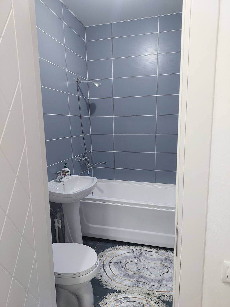 
- 2 spacious bedrooms with large closets
- 2 full bathrooms
- Open living area
- Fully equipped kitchen
- Private balcony/patio


Amenities:

- In-unit laundry
- Central AC/heat
- Secure parking/entry
