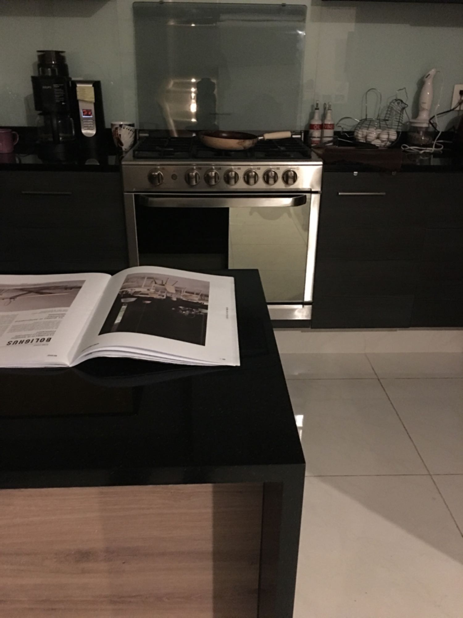 Normalmente salgo a correr con mi perro, me preparo desayuno y trabajo desde casa. Por las tardes después de comer, acostumbro ver series o leer.  