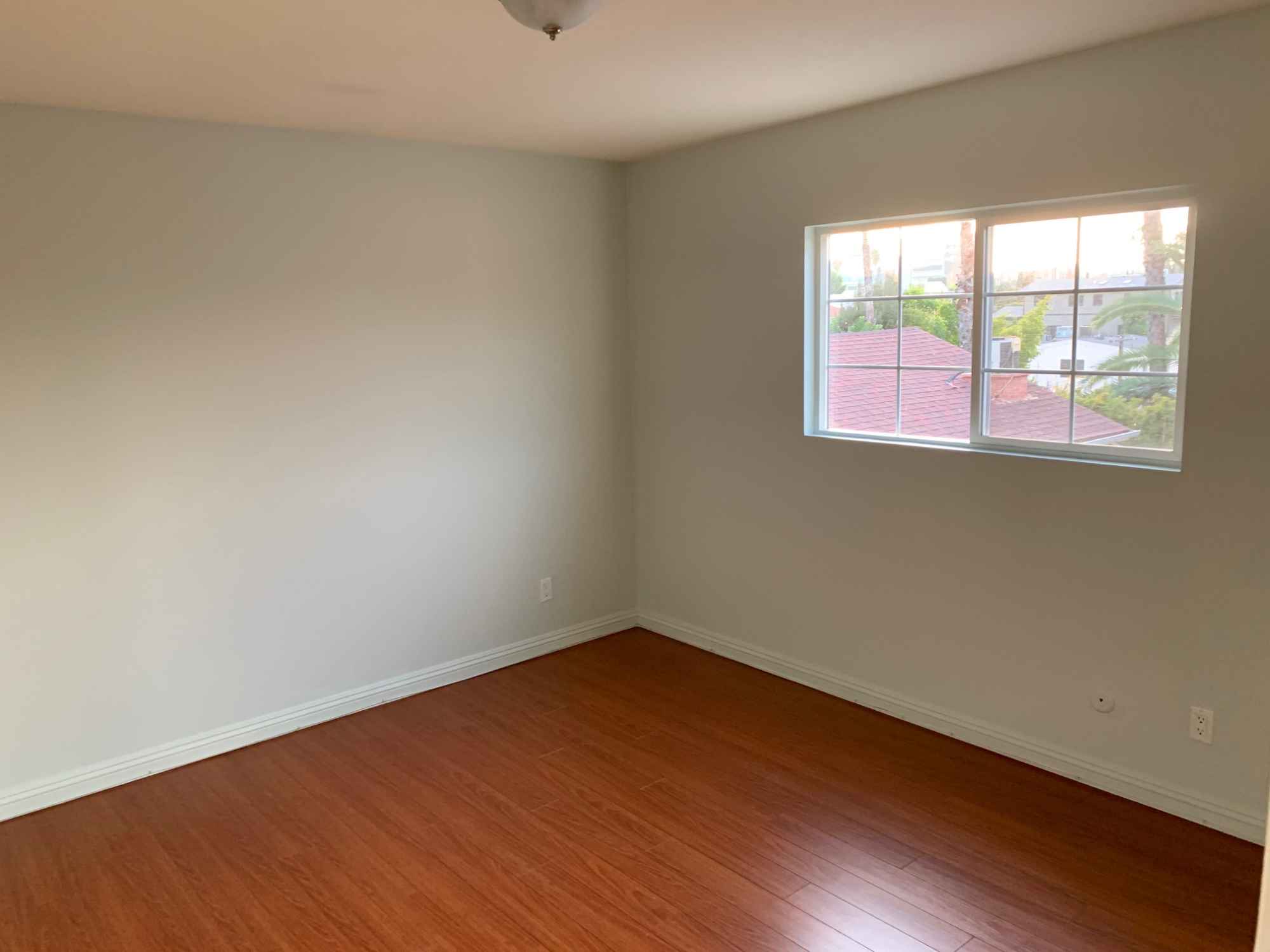This second floor apartment is located in Los Feliz in a very walkable neighborhood with easy access to multiple highways. The room itself is unfurnished, but common living spaces already have furniture and common household items. The apartment has central air and includes water in the rent price. Street parking is easily available, but private parking can be discussed on request.