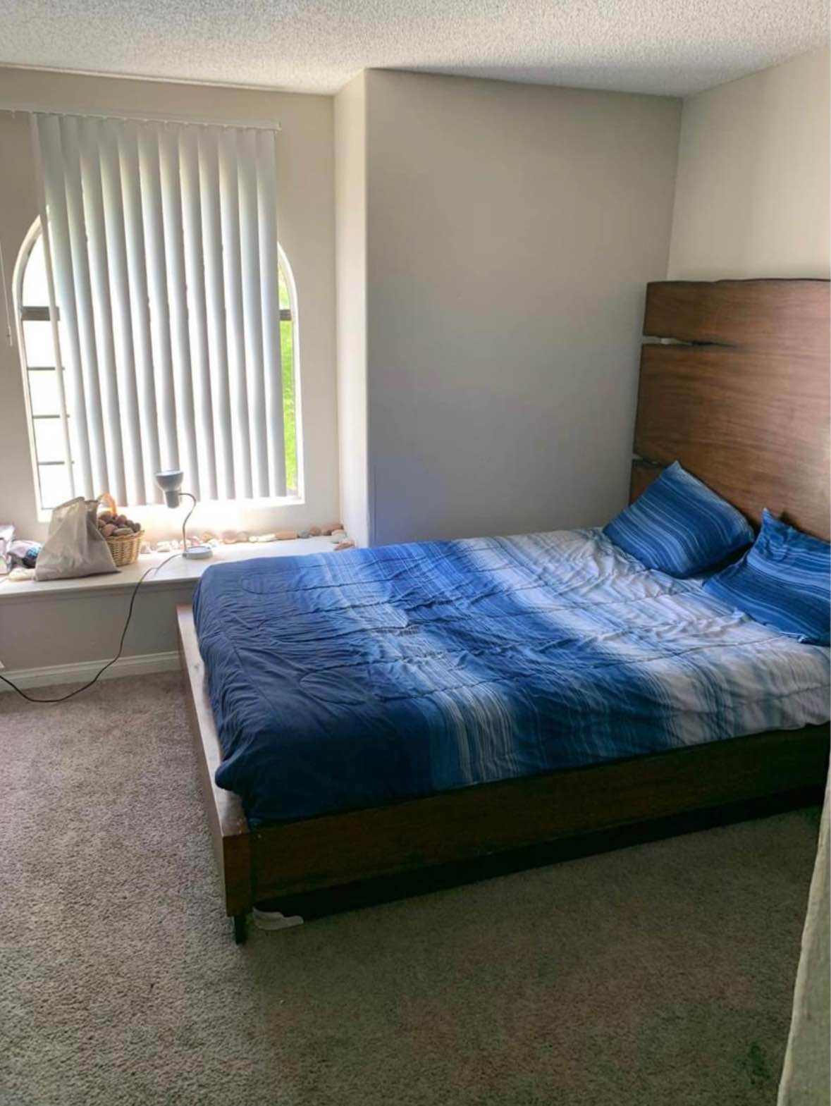 I have a spacious one-bedroom apartment available for rent in upper East side, manhattan. A clean, quiet neighborhood. The studio unit features hardwood floors, air conditioning, ample closet space, a stove, refrigerator, washer, and dryer. Utilities are not included. Kindly drop your cellphone number for more information or contact (312-448-9573)