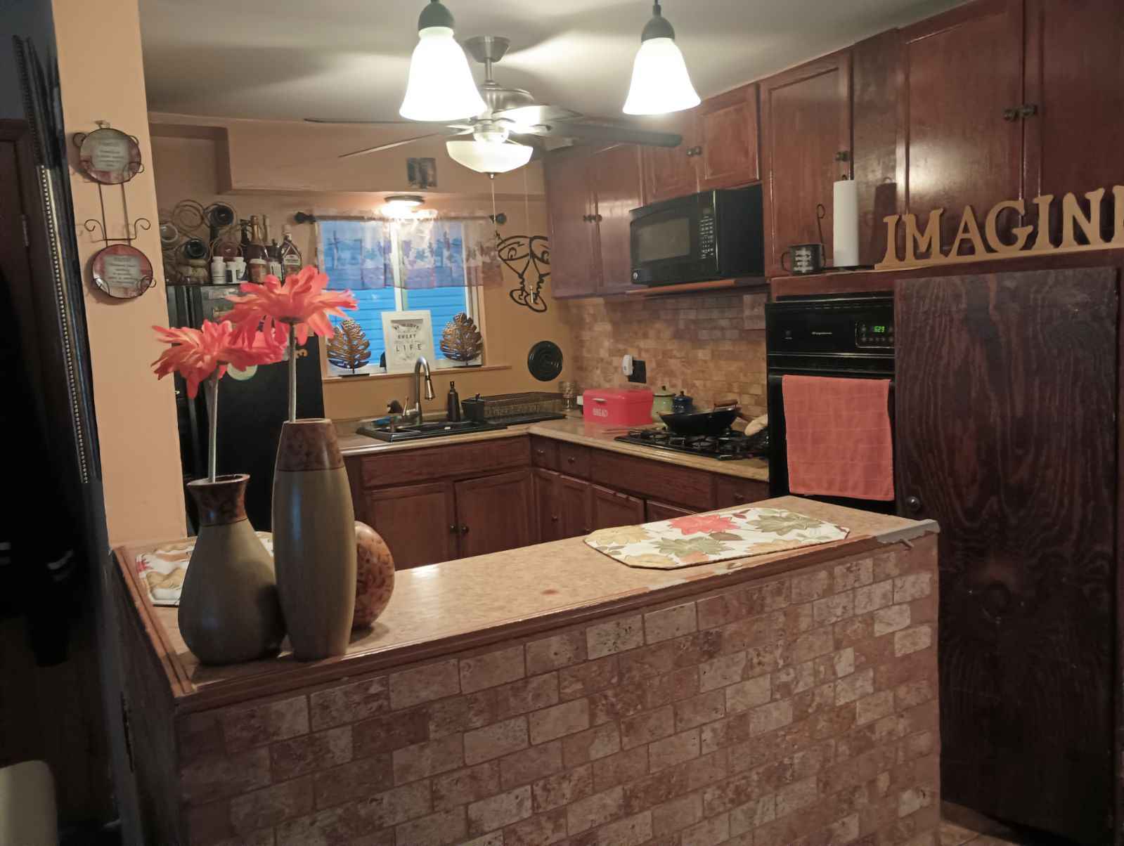 Furnished room wifi utilities linen towels share kit/ bathroom with another female near E,J train and buses Queens area 