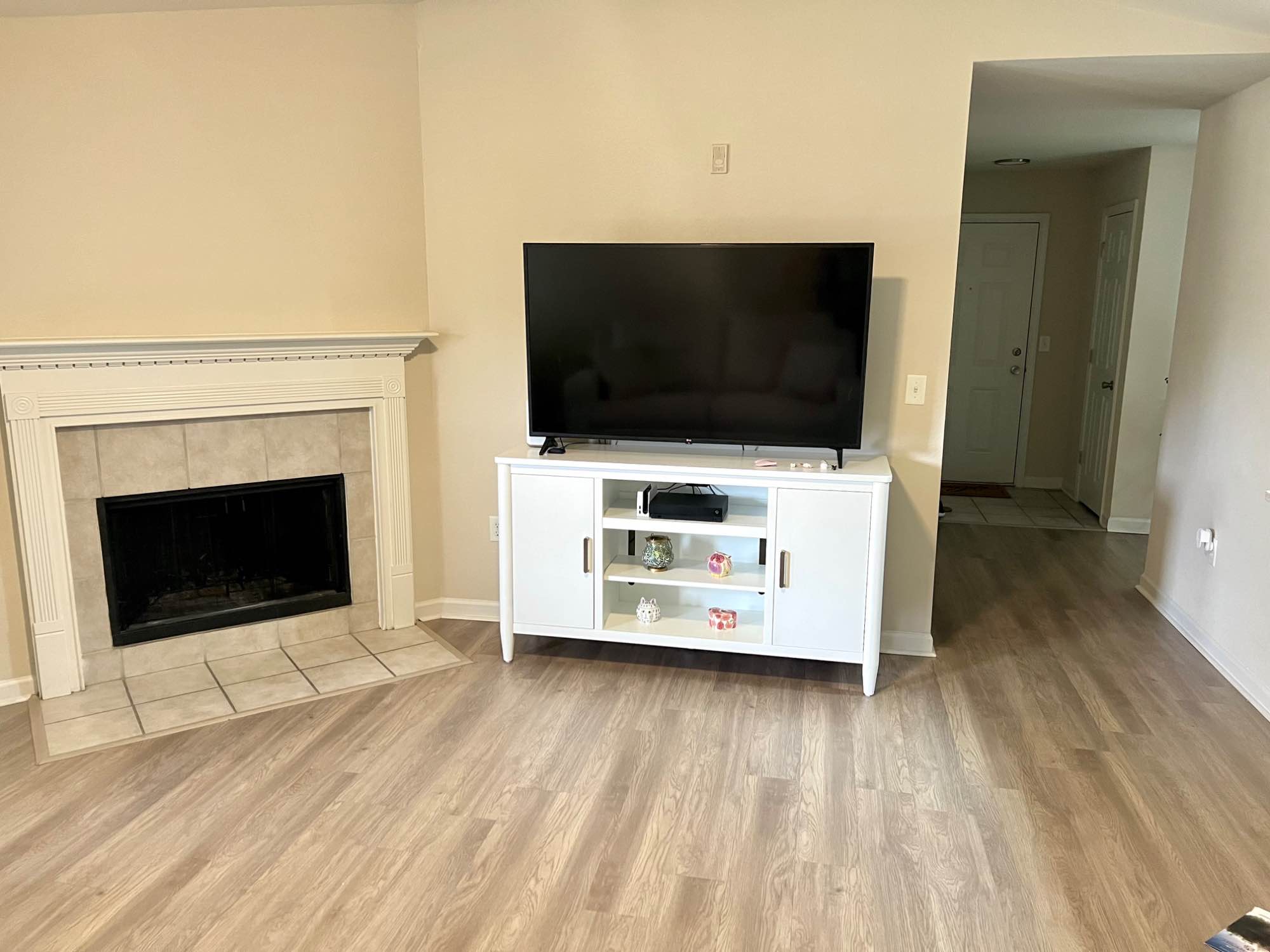 Typical day: I keep the apartment very clean and relatively quiet. I’m usually out during the day for work or running errands, and I spend most of my time in my room (across the unit) or in the living room sometimes. Occasionally, I hang out in the balcony or I record videos from my bedroom or desk setup. I don’t have cats or dogs, don’t smoke, and rarely have guests over, so the place stays peaceful overall.
Before moving in, I wish I had known that the lights outside are bright at night. They make the complex feel more safe—I would recommend getting a blackout window cover (like I have) if you like a dark room. The community is also primarily Spanish-speaking, which could be an adjustment if there’s a language barrier. Some of the occupants in other units can also be noisy; however, my unit seems to be in a relatively moderate to quiet area. Sometimes the gate remains open as well