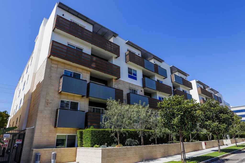 Master bedroom with private full bathroom available in a modern 4 bed, 3 bath apartment, month-to-month lease! Preferably long-term but open to short. Available April 1st. The room is large, includes a walk-in closet, another glass-door close, cabinets, large private full bathroom, blackout curtains, and a small patio.
It's a mix of M/F, open to all. In the apartment, there is laundry washer/dryer in-unit, central AC & heating, dishwashing machine, large kitchen, and furnished living room with couches, table, and big screen TV. We keep the apartment nice and clean, and we're all pretty chill.
We're located in a Wiseman apartment complex that's equipped with a gym and a rooftop. Located on Wilshire and Westgate, the complex is close to the San Vincente strip with lots of restaurants, cafes, and bars, and next to UCLA. It's a nice area!
Rent is $1750/mo and security deposit is $1725. Wiseman will run a credit check and will need proof of income, or use a co-signer.
If interested email me at loganjacobhunt@gmail.com or insta @theloganhunt. Looking forward to meeting you!