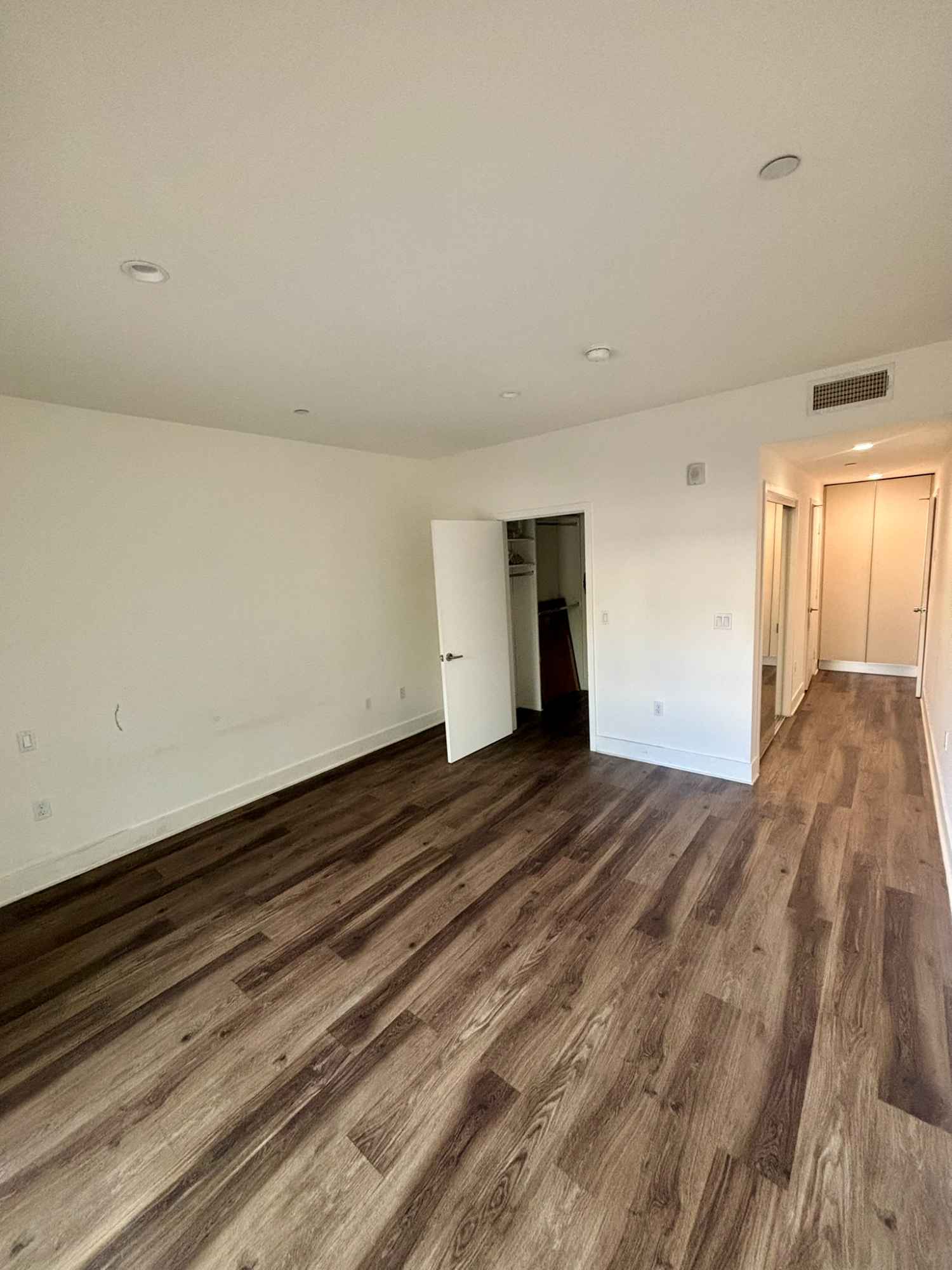 Master bedroom with private full bathroom available in a modern 4 bed, 3 bath apartment, month-to-month lease! Preferably long-term but open to short. Available April 1st. The room is large, includes a walk-in closet, another glass-door close, cabinets, large private full bathroom, blackout curtains, and a small patio.
It's a mix of M/F, open to all. In the apartment, there is laundry washer/dryer in-unit, central AC & heating, dishwashing machine, large kitchen, and furnished living room with couches, table, and big screen TV. We keep the apartment nice and clean, and we're all pretty chill.
We're located in a Wiseman apartment complex that's equipped with a gym and a rooftop. Located on Wilshire and Westgate, the complex is close to the San Vincente strip with lots of restaurants, cafes, and bars, and next to UCLA. It's a nice area!
Rent is $1750/mo and security deposit is $1725. Wiseman will run a credit check and will need proof of income, or use a co-signer.
If interested email me at loganjacobhunt@gmail.com or insta @theloganhunt. Looking forward to meeting you!