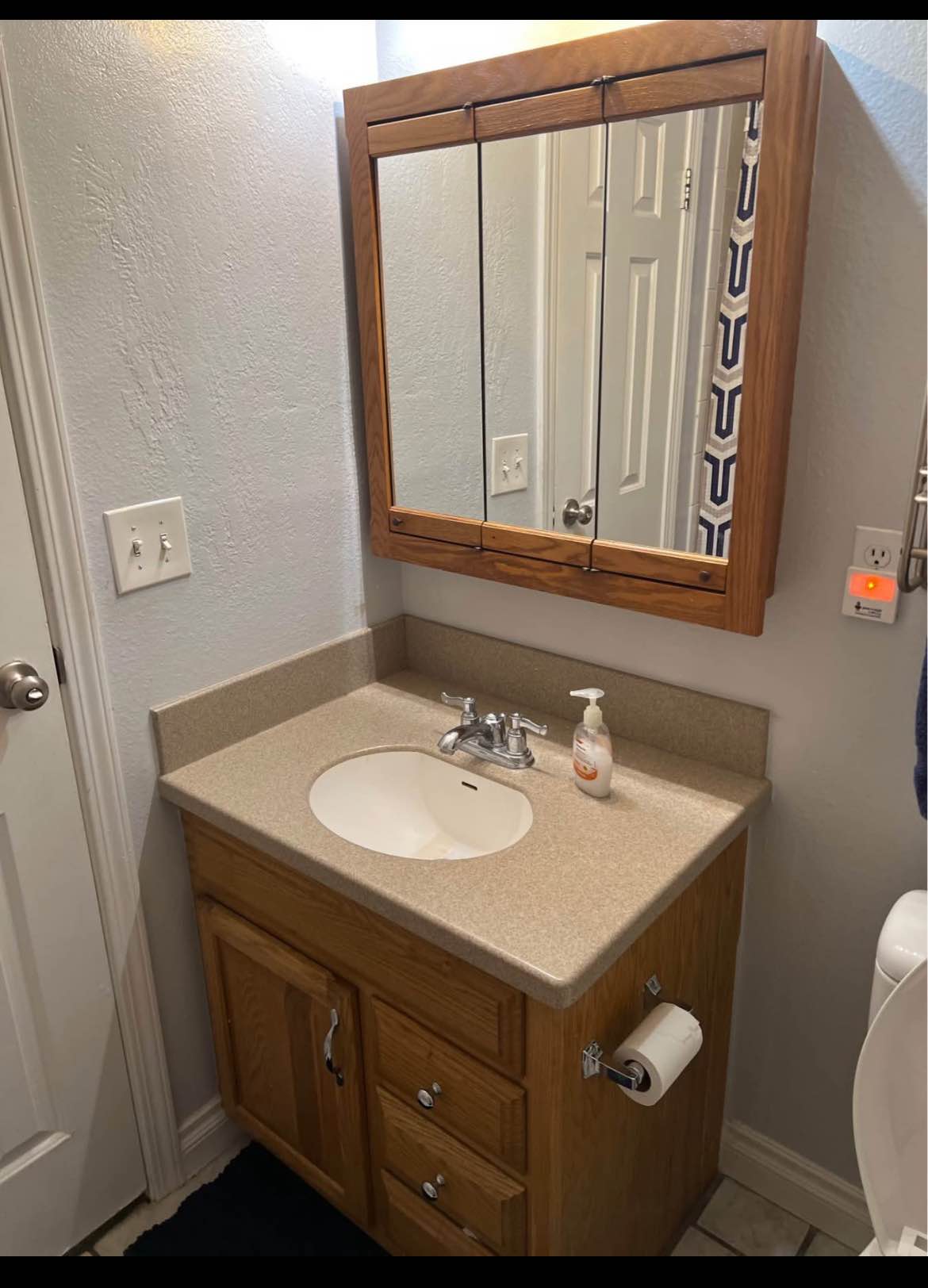 MASTER ROOM FOR RENT: Quiet mature neighborhood. SINGLE WOMAN only. Master bedroom fully furnished with King size bed and private bathroom and Jacuzzi bathtub and large walk in closet. All utilities included. Jones and Oakey area. $850/month. 6 - 12 month lease preferred. Text Suzanne at 702-203-7642. Full access to kitchen, dining room, fire place, washer and dryer, laundry room, back yard and patio. Common area big screen TV with cable. Parking on the street. Free WiFi. 2 small older dogs. Sorry no other pets allowed.