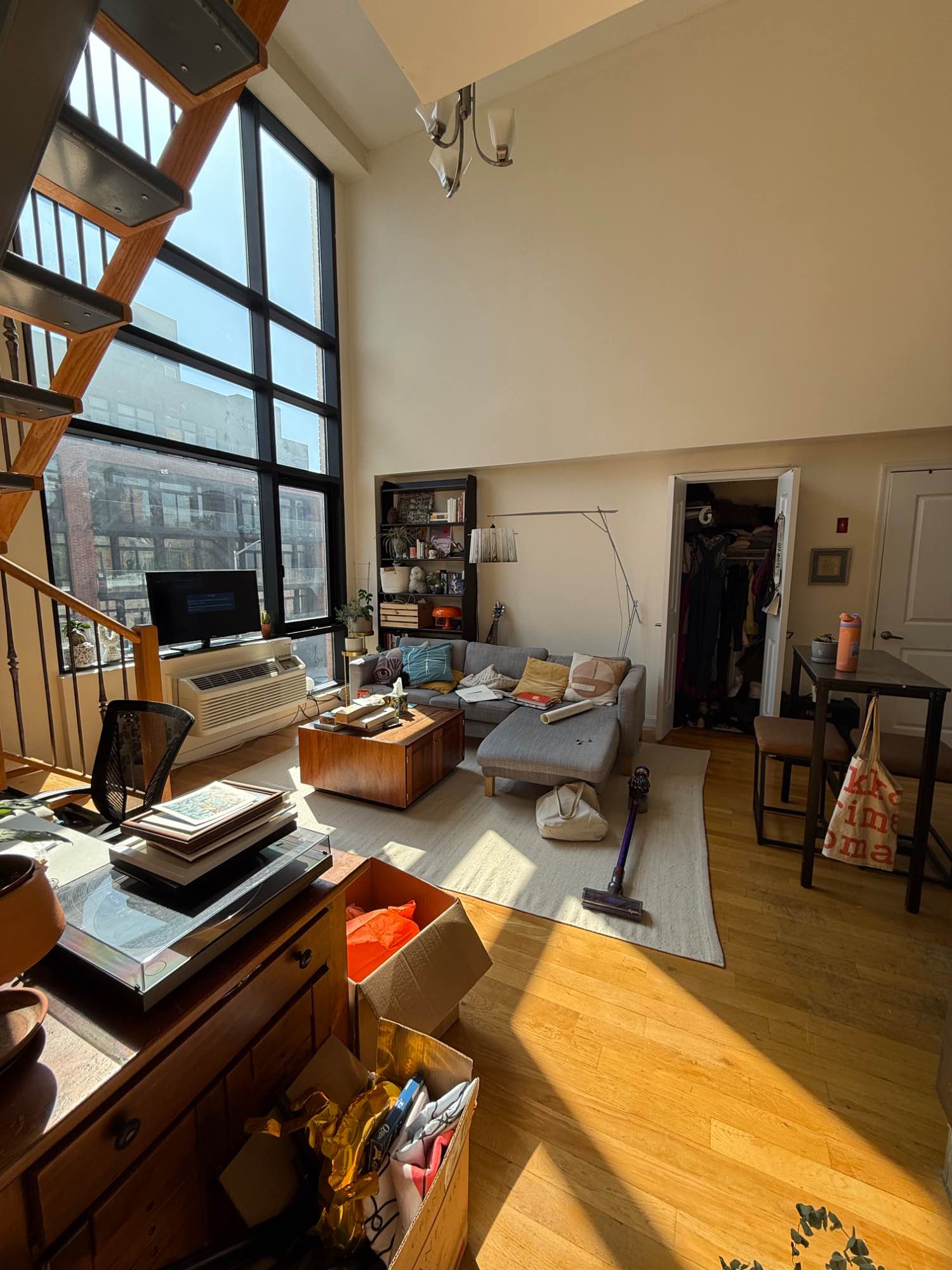 Sunny room in Clinton hill with private bathroom! Great neighborhood close to the A/C/G trains. Can be furnished. Ideal term Nov-Jan but also flexible.