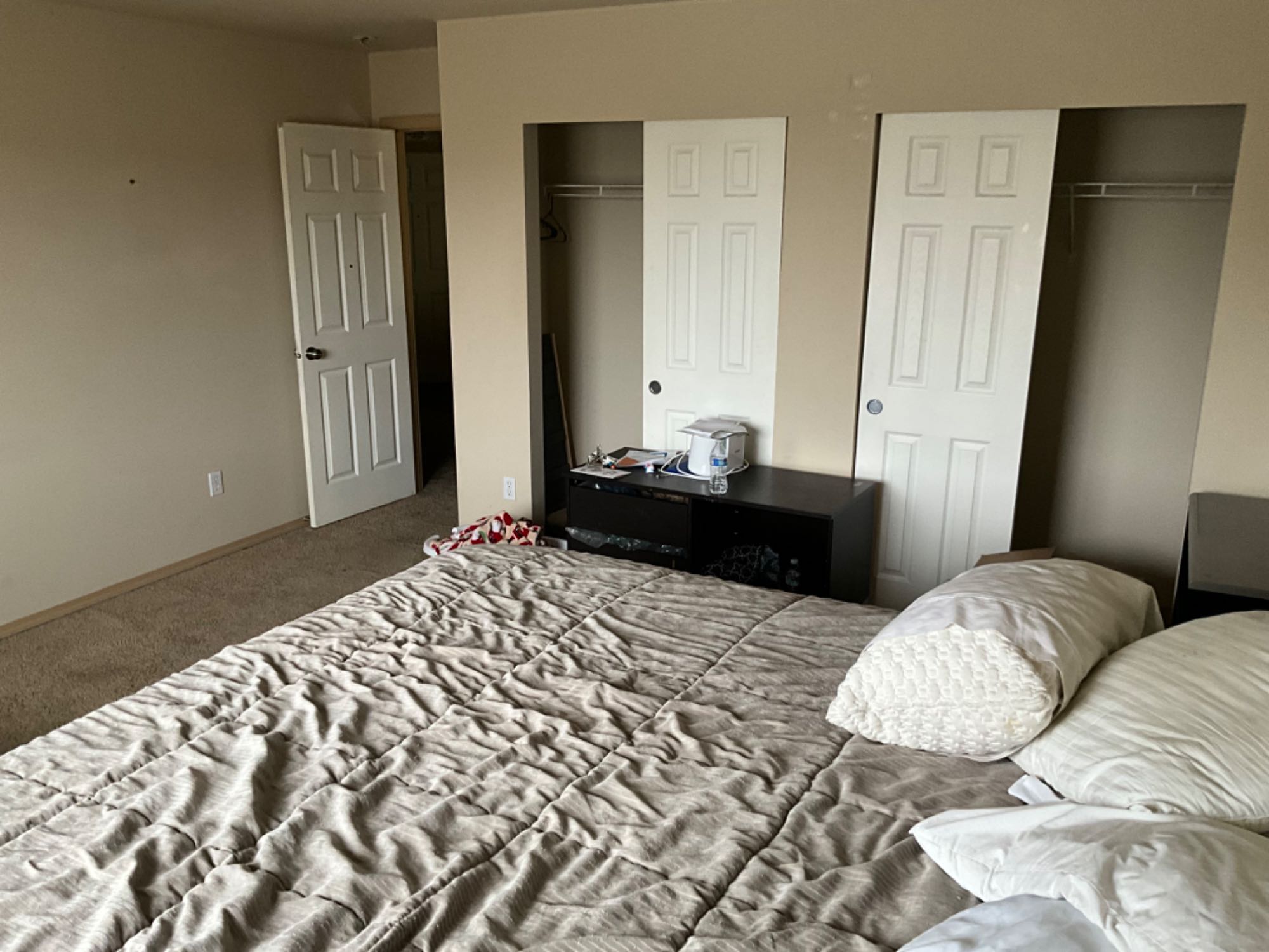 Very Large Bedroom with view. Shared upstairs bathroom.  If you don’t mind living with a middle aged couple who don’t drink or fight, we may be the place.  We are easy going.  Quiet, nice neighborhood in South Everett area 8 min from I-5. Parking available. 2 refrigerators, W/D, back yard, 3000 sq ft home, some garage storage available.  Bed and dresser available. We have a very nice no-nuisance dog who lays around.  We work a lot and aren’t there much so you’d have lots of privacy. 420 friendly. We respect privacy. Includes utilities and WiFi.   
