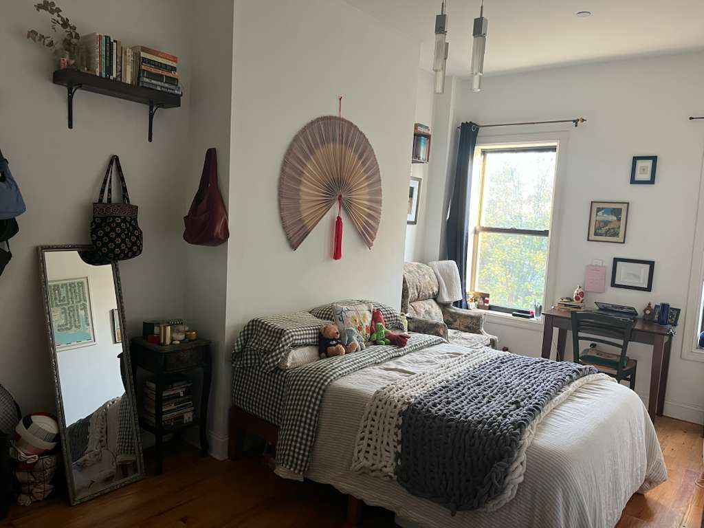 Hi! I'll be heading out of the city for the winter and am looking for a friendly and considerate subletter. The room is large with a walk-in closet, a full-sized bed, and a desk. It gets a lot of natural light throughout the day and doesn't pick up any street noise. The apartment itself is airy and spacious with a fully stocked kitchen, a washing machine (no dryer, but we have drying racks!), an updated bathroom, and central AC. The building is half a block away from Von King Park which is absolutely gorgeous all year round and about a 10 minute walk to the Bedford Nostrand G train. You'd be sharing the apartment with just one roommate, a a female creative in her 30s.

Rent is $1525/month with utilities usually ranging between $70-$100 depending on the season. Ideally, I'd prefer someone looking for December through February and maybe even March, but I'm flexible with the dates. There's also a deposit of $1300 to secure the room.

If you're interested, send over a quick intro about yourself, your age (preferably late 20s+) and the dates you'd be interested in subletting.
