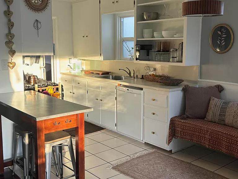 Lovingly furnished 1 bedroom apartment. Less than 2 miles from Venice Beach. Furnished, move in ready, all utilities included.
Enjoy all the Westside has to offer from the comfort of a quiet neighborhood.
Electric, gas, water/sewer, wifi, washer/dryer included.
For more details on the apartment please contact me on (carolburns001@outlook.com)