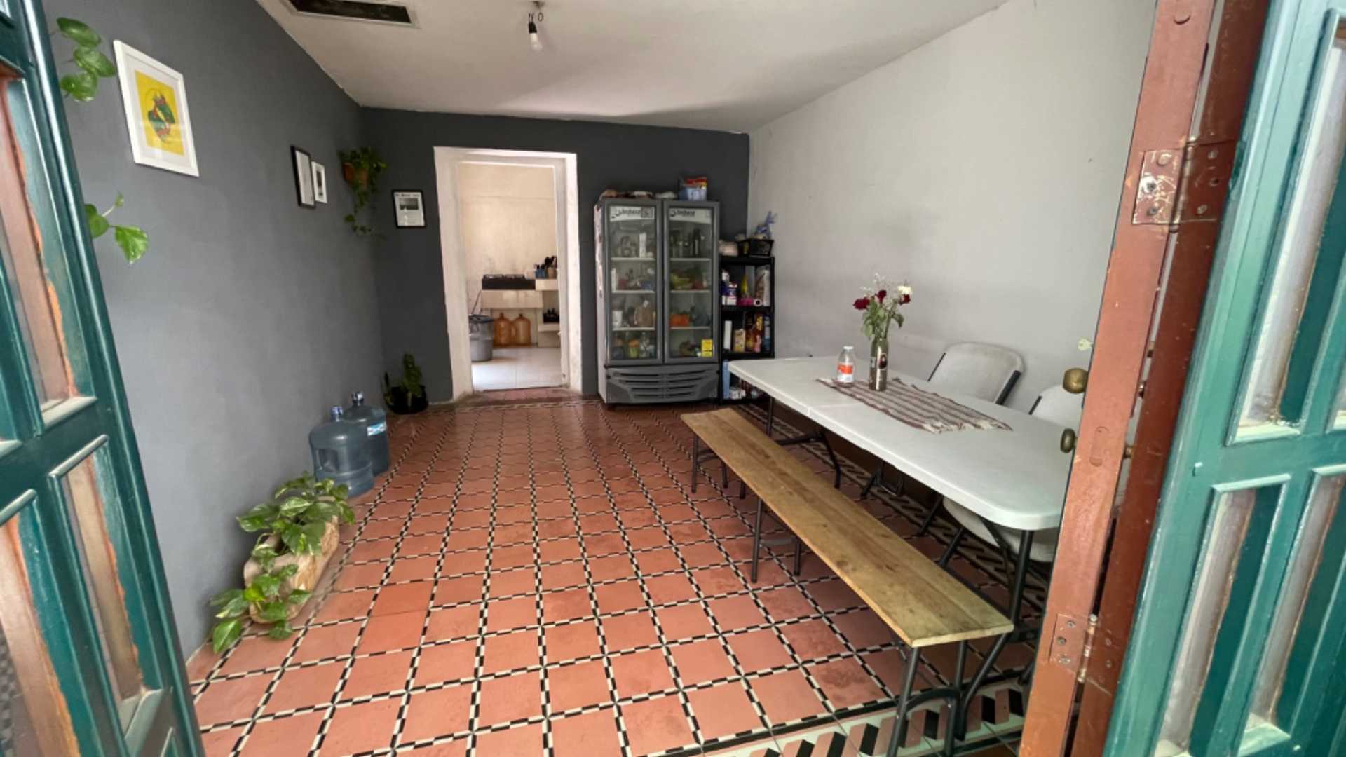 Casa de extranjeros en el centro histórico de Guadalajara. Es una propiedad de 300mt2 con tres terrazas, lavaderos dos patios cocina comedor living recibidor y los cuartos. Son 7 cuartos y 4 baños. La energía de la casa es muy bonita y estamos en pleno centro de la ciudad, bares, restaurantes, teatro, líneas de camion, tren ligero y subterráneo a menos de dos calles de casa. El barrio es muy tranquilo