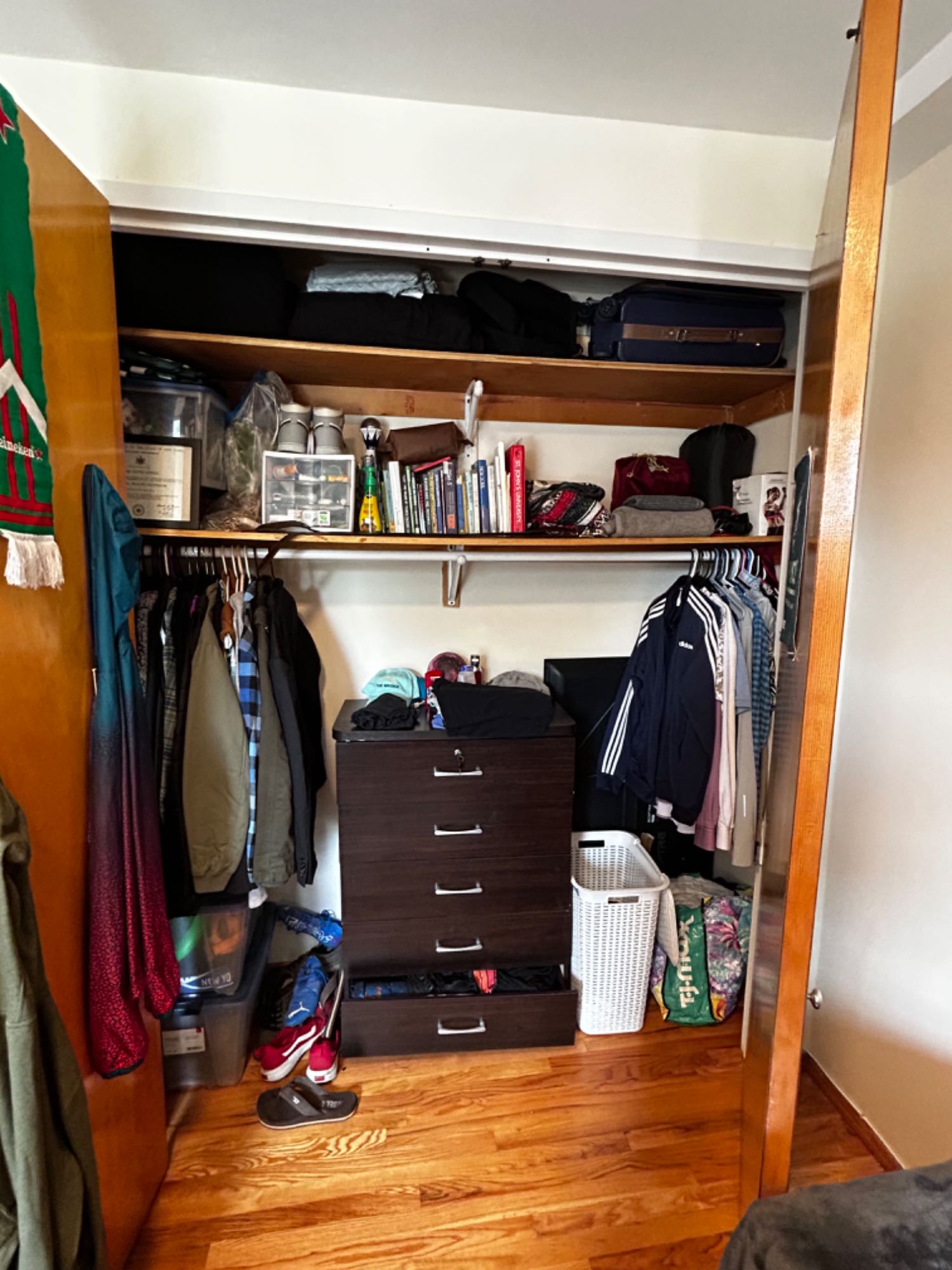 Large room in a 3 bedroom apartment - 2 other guys (both 31) in the other two rooms. Chill environment, never any drama, good roommate situation and really good area especially for the price. 
