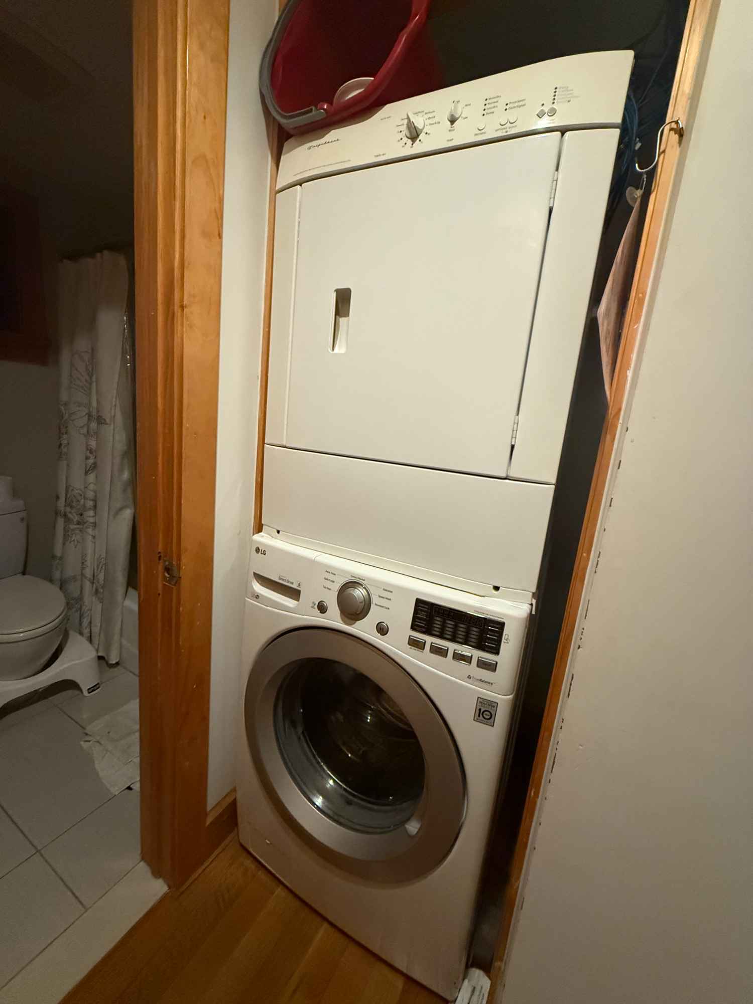 Single bedroom in a 3 bedroom apartment for rent in Elmhurst. It’s $975 a month plus utilities for 6 months. Move in ready Nov 1. There’s a washer and dryer with central heating/cooling. The room has a large closet and balcony. You will be sharing a bathroom with one person. 

You must have a full-time job and have credit check


