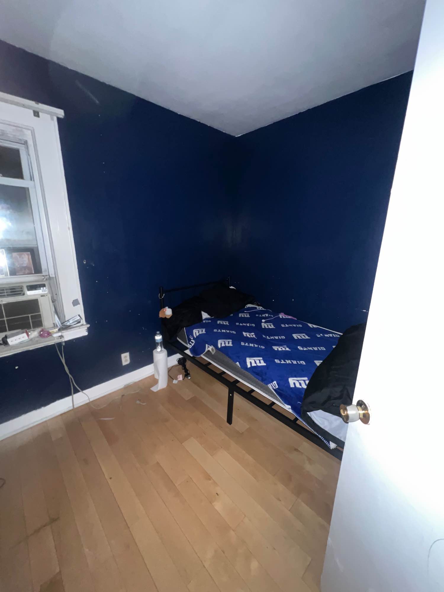 Hii 2 single rooms available. One average size for $700 and one big room for $1200. Shared bathroom and kitchen. Big hall downstairs couches are already down and tv to watch and chill. Photos are not so clear
. I was not able to capture whole room properly. Contact— 5165408442