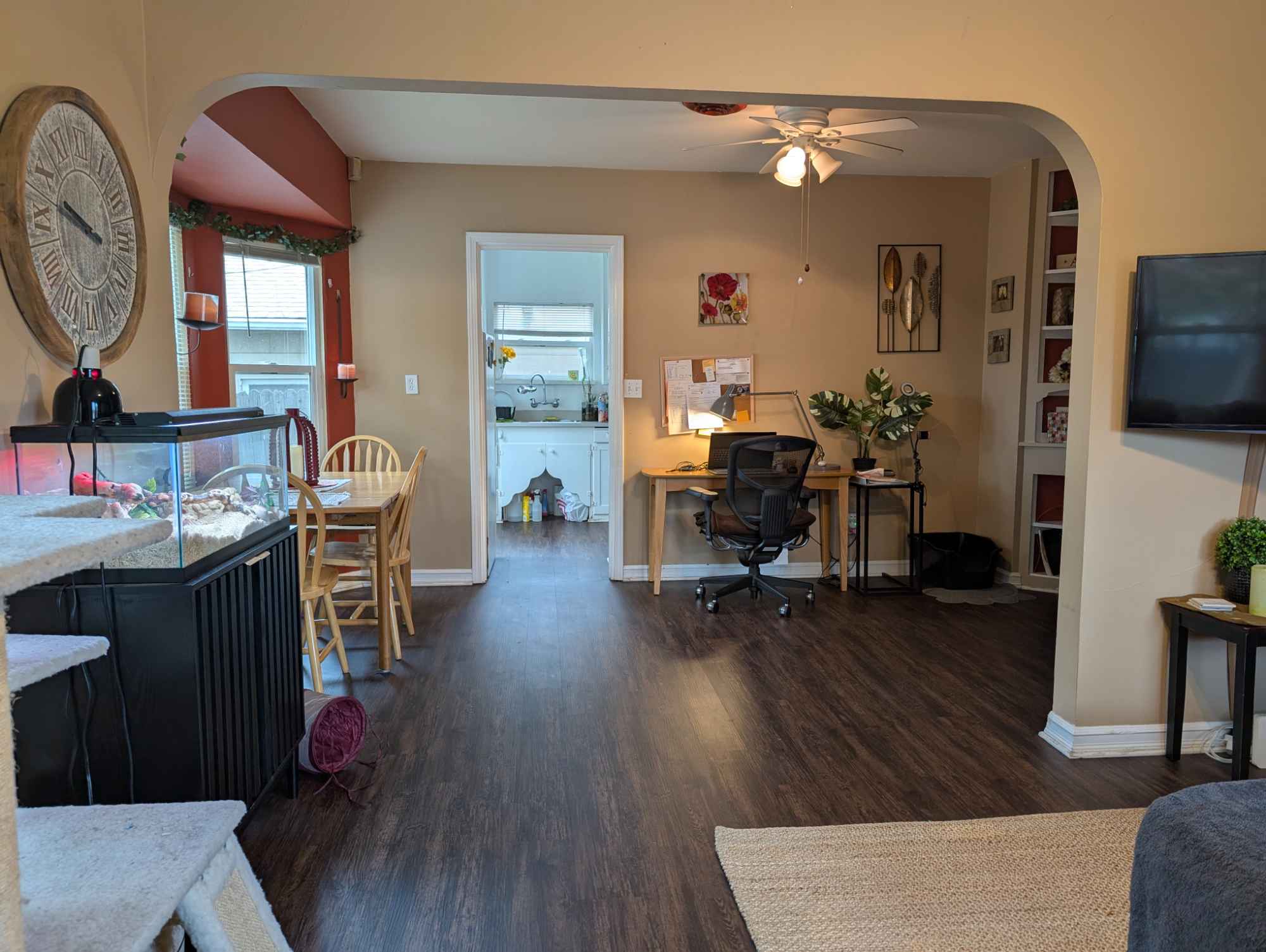 ​Are you a quiet, respectful female student or young professional seeking a comfortable, peaceful, and fully furnished place to call home?
We (myself and my two resident feline co-hosts) have one cozy room available in our charming rental home where cleanliness, quiet, and good vibes are a priority.

​The Vibe: A cute, pre-war home (under 1,000 sq ft) with a vintage feel, a cute and calming backyard, and two  resident cats. I am the current renter and am looking for a responsible housemate.

​Your Room: One unfurnished bedroom. The house has HVAC for heating and cooling.

​Shared Spaces: Full access to all common areas, which are fully furnished: living room, dining area, kitchen, and a small, shared bathroom.

​Amenities: In-unit washer and dryer access, and a tranquil, relaxing backyard oasis perfect for unwinding.

​Storage: Designated space for your things in the kitchen cabinets/drawers and in the living/dining area shelving.

​Requirements & House Rules (Please Read Carefully):
​To ensure a great fit and maintain our peaceful environment, we are looking for a housemate who aligns with a quiet lifestyle:

​Preference: Female student or young professional.

​Cats: Must be absolutely comfortable with and respectful of two cats and a snake who stays in his enclosure. No other pets, please.

​Parking: Street parking only.

​