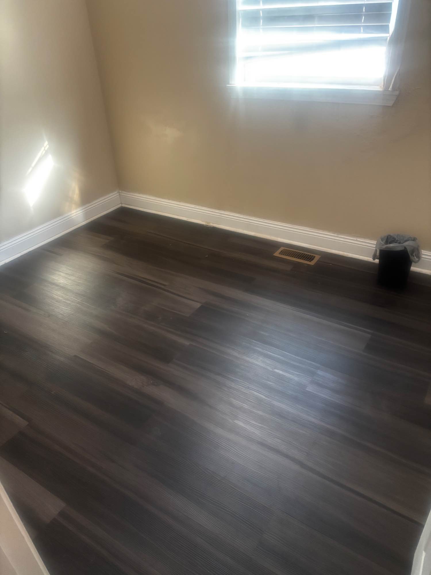 I have 2 rooms available ready to rent in a 3 bedroom home I’m a well respected person you would have full access to the common area of the home front and back yard rest room is shared in Algiers point not too far from the fairy 
 