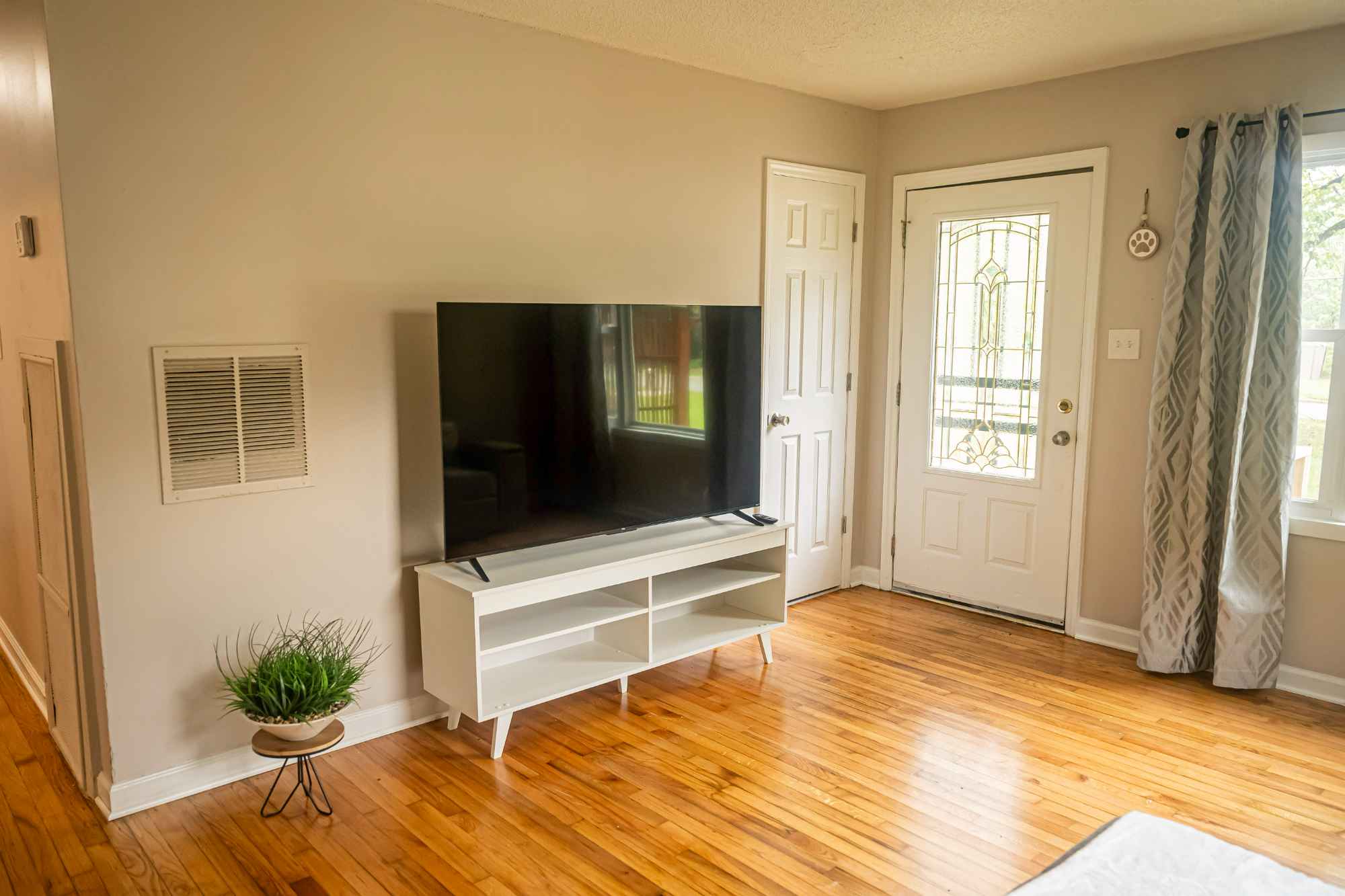 Fully furnished 3BR/1BA home in Greensboro with private room rentals. Two queen rooms ($900/Each) and one larger king room ($1,000), each with a keypad lock, closet, and storage. Shared kitchen, bathroom, living area, and in-unit laundry.

Pet-friendly, parking available. Move-in starting September 1, with some flexibility.

Currently Vacant - Message for details 
