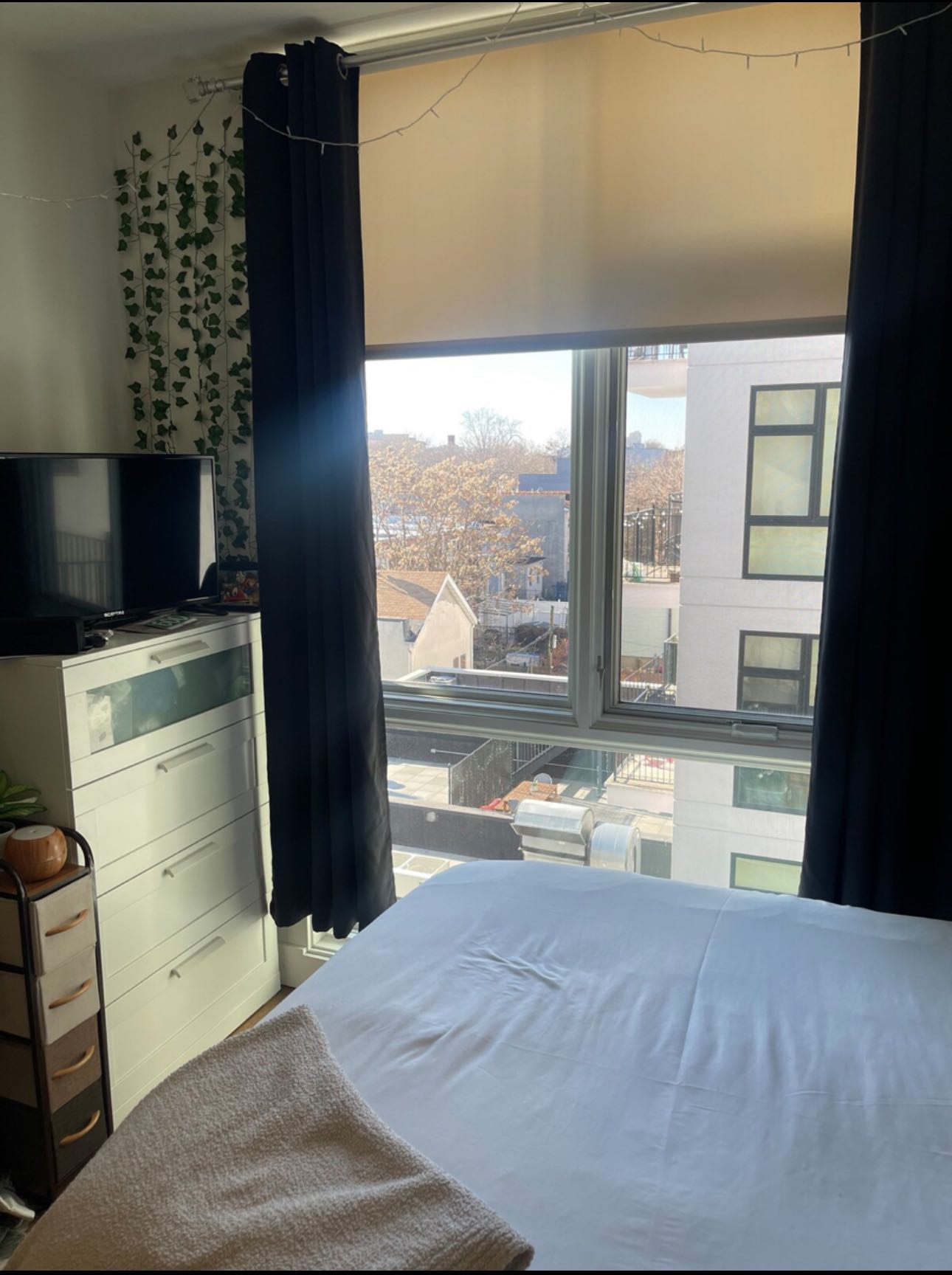 Hi there! My name is Amanda Wright. I’m planning on moving closer to work and I’m looking for someone to sublease my room. This apartment is a two bedroom two bath. This room has its own private bathroom and  beautiful big windows that brings in a lot of sunlight. 

The supermarket is literally a 5 minute walk, and the trains close by are the 2,3,4,5. There’s also a deli right around the corner if you desire to grab a quick breakfast on the way to work! I’ve been living here for 5 years and the neighborhood is very quiet and safe. Message me if you are interested or if you have any questions! 