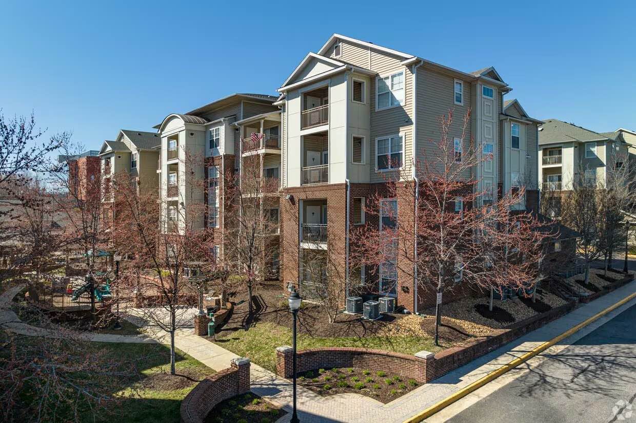 *Lease Takeover Opportunity-Woodbridge, Va*
**BOTH ROOMS ARE AVAILABLE**
**MOVE IN FLEXIBLE/IMMEDIATE/ASAP**
I am looking to have someone take over the lease for an apartment located in Woodbridge, Va. The apartment complex is The Preserve at Catons Crossing. It is a 2 bed/2 bath w/ balcony and in unit washer/dryer, unit is located on the 4th floor. The neighborhood is very quiet(not a lot of residents), there are ample parking spaces, and the buildings have elevators. It is closed access so to enter the building you will need a PIN, and the leasing office will give you an access badge along with keys. The lease ends on December 26th 2025(11:59), you can renew if you'd like : )).
š Apartment: B1 layout
4th floor, elevator
1,034 square feet and carpeted
In unit washer/dryer w/ shelf storage
Balcony
Built in desk nook/niche
Pantry + gas stove
Each bathroom comes with a linen closet
Extra hallway closet
Clubhouse w/ gym + pool
Pet friendly
*BASE rent: $2314 + trash/utility fee/amenities/pest control = $2329.20, $1164/person if 2 people split (if 3 people split it is $776.4, adjust for utilities(based on your usage)
*available for anyone/everyone, singles, families, roommates etc. if you are seriously interested but need to find a roommate , I am willing to help you find one :)
*serious inquiries only, need this transfer/takeover done immediately/asap*