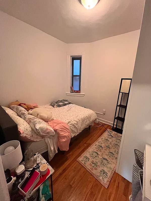 Hello there! I'm in search of a suitable individual to share this wonderful apartment with.

This residence ensures complete privacy with its dedicated bedroom, bathroom, and closet. Equipped with a washer and dryer, laundry tasks are made hassle-free. The pet-friendly policy extends a warm welcome to well-behaved furry friends, allowing you to enjoy their companionship. You'll appreciate the flexibility of both short-term and long-term lease options, tailored to your convenience. The bedroom boasts amenities such as air conditioning, heating, ample closet space, and WiFi access. There's also some available temporary storage space in the kitchen and bathroom.

The building amenities include an elevator and a live-in superintendent, adding to the comfort of living here.

Conveniently located just a few blocks away from transportation hubs and stores, the apartment offers easy access to the subway (red line) and various dining options.

If you're interested, please send a brief bio.

Warm regards