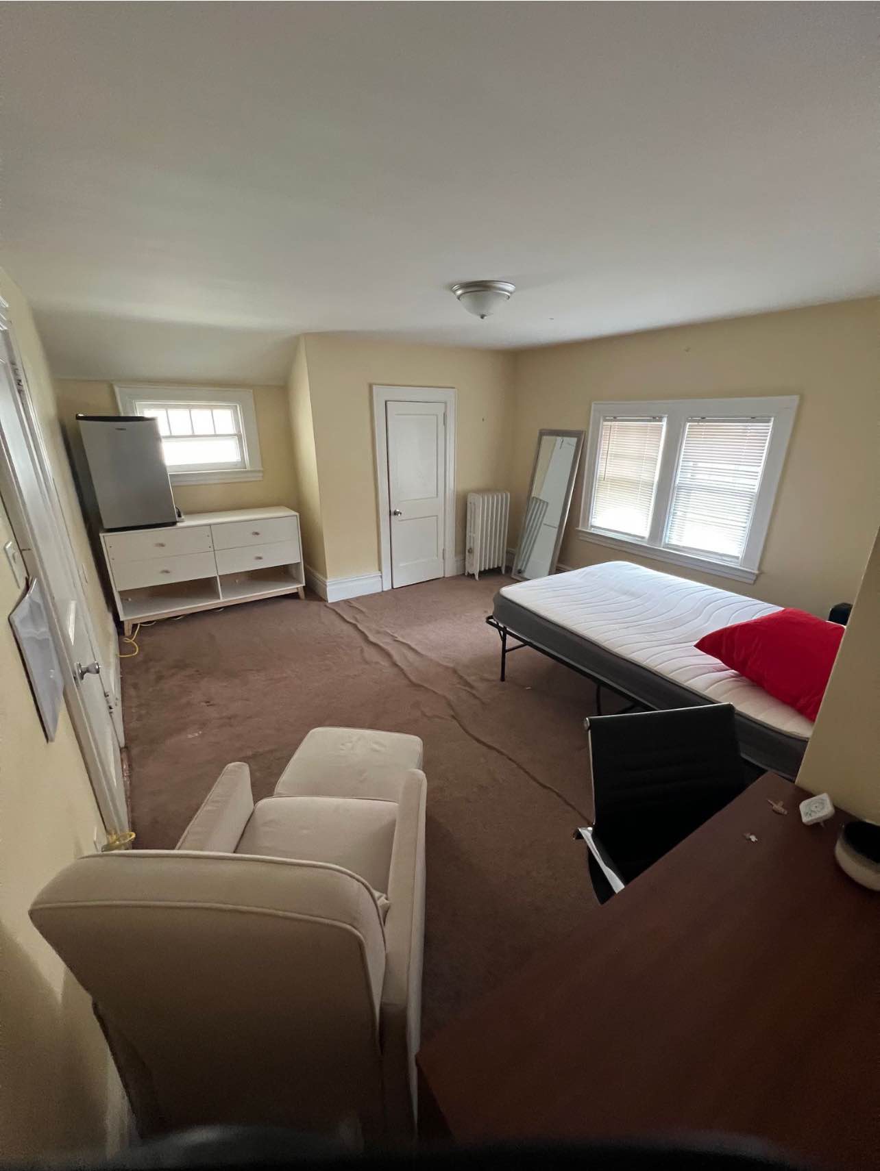 Furnished room available in a beautiful house 2 blocks from the subway. 