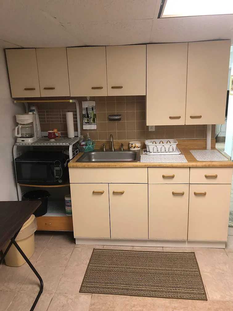 Beautiful residential area, very safe, close to everything you need
a clean and spacious studio with a private bathroom, kitchen and private work space is available, It is renovated with high end finishes and closets throughout the studio Email me through Lorettamark727@gmail.com for more information about the place.