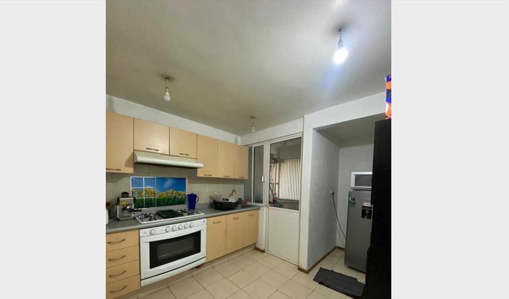 Busco roomie para bonito cuarto en departamento (ya disponible), cuenta con cama, en el primer piso, muy bien ubicado, cerca del metro, Walmart y servicios básicos a menos de una cuadra. Todo muy céntrico, cerca de bancos, mercado, y vías de acceso. 

Internet de 200 megas

En el depa hay cocina, lavadora, refrigerador, cafetera, tostadora y microondas. 

IMPORTANTE: busco roomie LIMPIO y ordenado, puntual con pagos.

No se permite fumar, fiestas, mascotas y ruido excesivo después de la media noche.

Los servicios de luz y Gas se dividen entre 3. 

El cuarto es bastante amplio, con closet igualmente amplio. 



