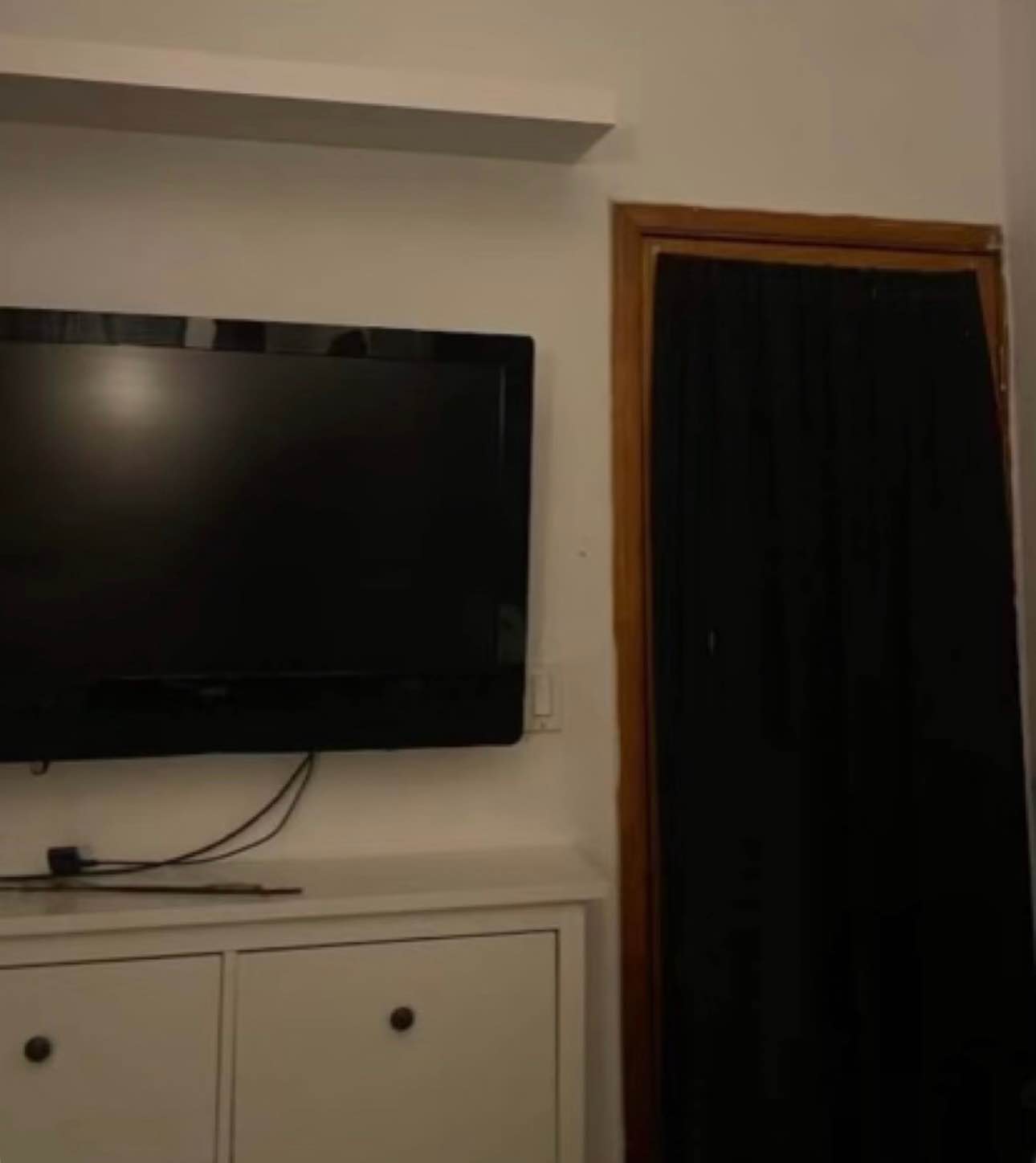 Hello yall! I have a room ready for anyone who has the desire to live in Lower Manhattan! Tompkins Square Park, 7 Street Burger, NYU, Greenwich Village are at walking distance! You're also 1-2 stops on the train away from Union Square, Bushwick, Downtown Brooklyn etc! The duration to rent is month to month. Negotiable if wanting to stay longer! Deposit is $0 as it's a SUBLET! I am looking for someone who is by most part CLEAN & QUIET! Also doesn't bring the party home, is respectful and mindful of other roommates! **Laundry is also accessible inside the building**:)! Feel free to reach out! Serious inquiries only! Thanks and good day :)