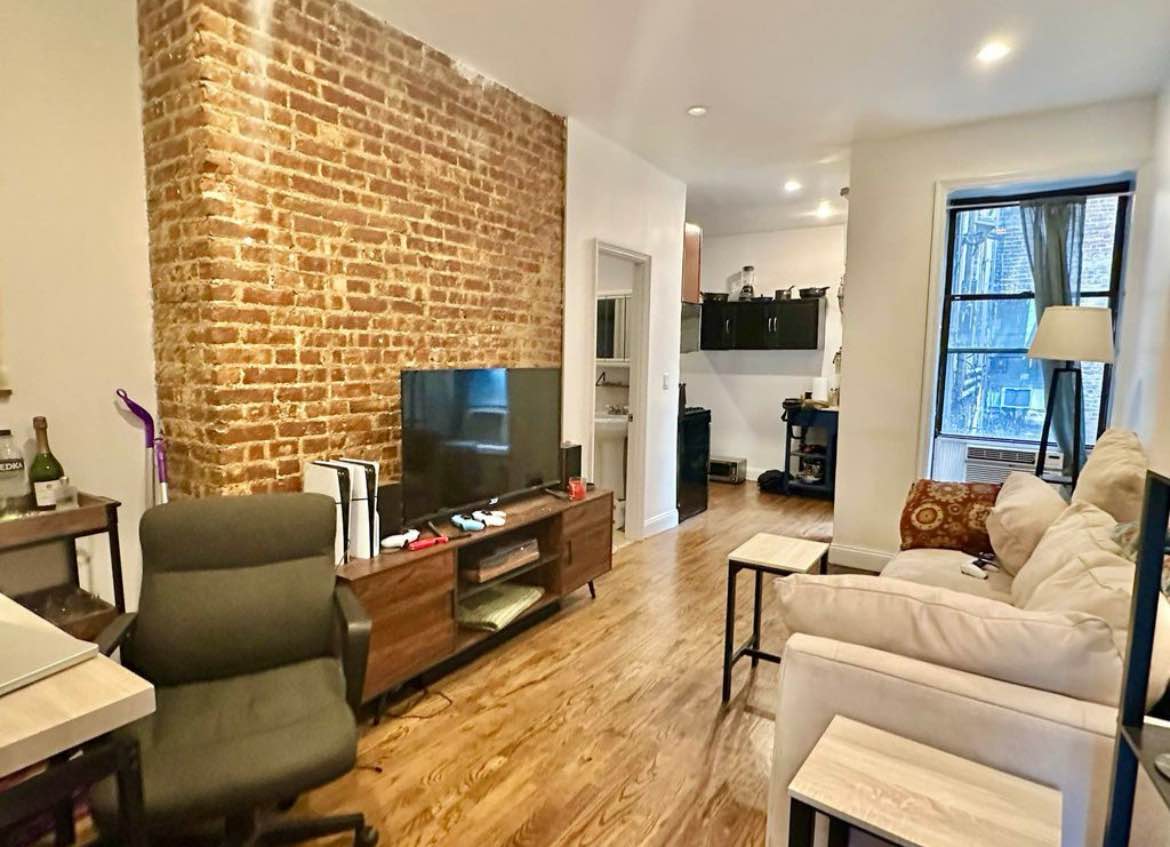 Hi! I’m looking for a qualified candidate to occupy this nice apartment.

The apartment offers complete privacy, featuring a private bedroom, bathroom, and closet. It comes fully equipped with a washer and dryer, making laundry convenient for you. The pet-friendly policy welcomes well-trained pets, allowing you to enjoy their company. Additionally, the flexibility of short-term and long-term lease options provides convenience tailored to your needs. The bedroom comes with a/c, heating, a large closet and wifi. Some space in the kitchen and bathroom is available for temporary storage.

The building has an elevator and a live-in super, and has been a joy to live in.

The apartment is just few blocks from all transportation and stores; Close to the subway (red line) and multiple restaurants.

Interested candidates should kindly message with a little bio. Email: ray.janssen505@hotmail.com

Best regards)