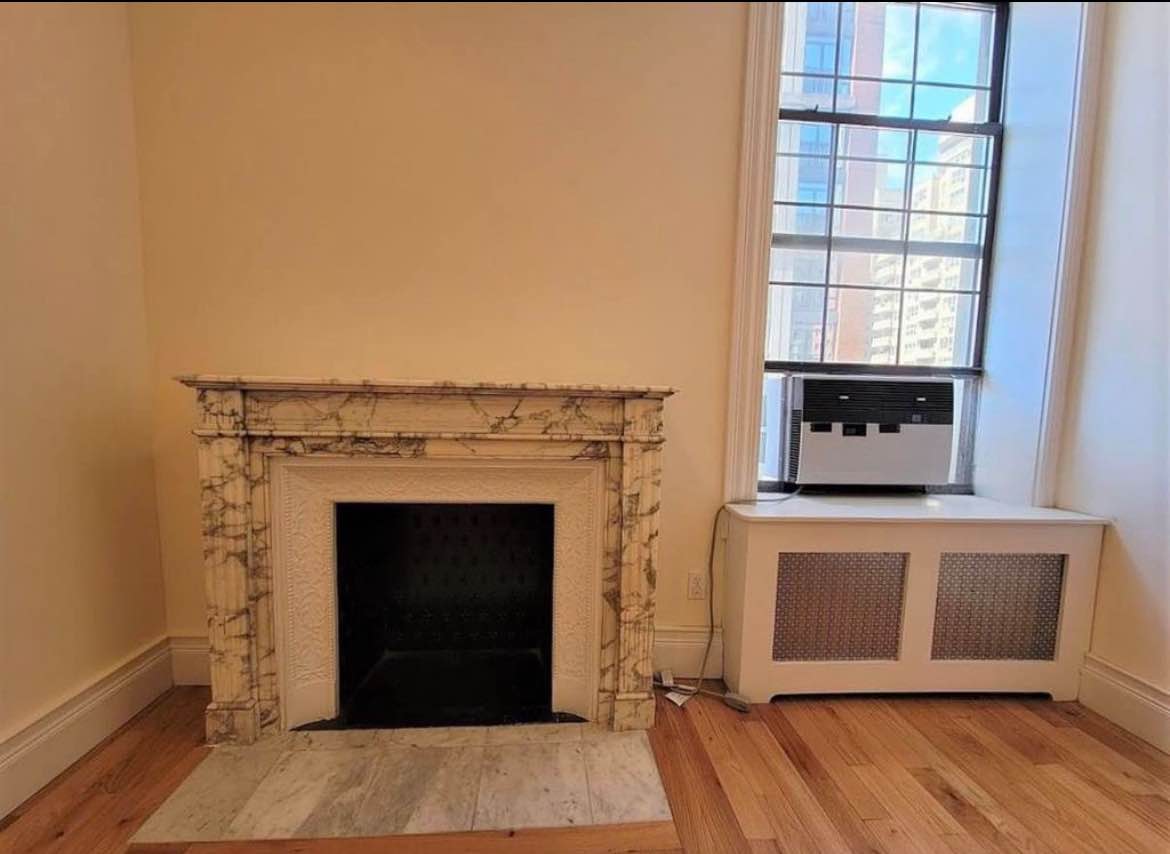 Seeking a compatible roommate to take over my lease in a charming apartment located just blocks away from transportation hubs and various amenities. This bright and spacious unit boasts ample storage, pet-friendly policies, and essential amenities including A/C, heating, and WiFi. The building features convenient perks like an elevator and a live-in superintendent. As a late-20s professional working in tech and publishing, I enjoy movie nights, dining out, city strolls, and creative pursuits. If you're laid-back, tidy, and communicative, let's chat to arrange a viewing!