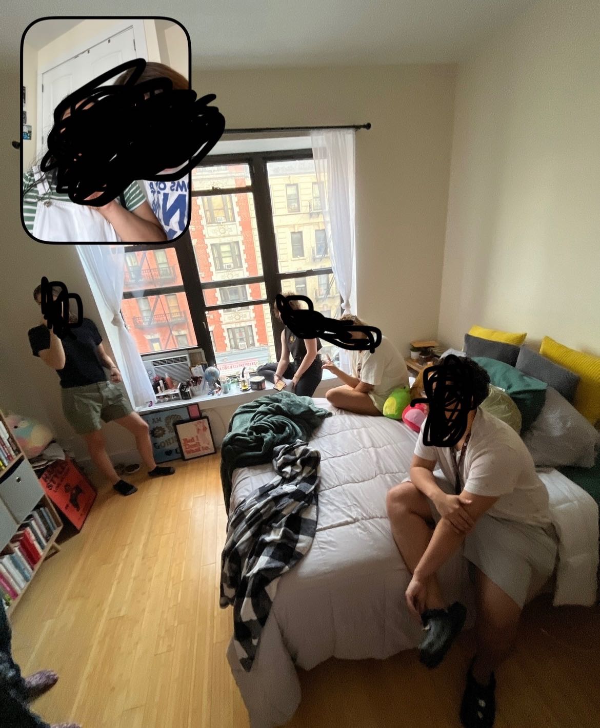 looking for someone to sublet my large room in 4 bedroom apartment! room for a queen bed and multiple pieces of furniture (2 nightstands, dresser, and more) plus a large closet
our lease ends 7/31/2024, with the opportunity for you and friends to take over lease of the full apartment
dishwasher and washer-dryer combo in unit
2 blocks from 1 train
6 blocks walk from A train