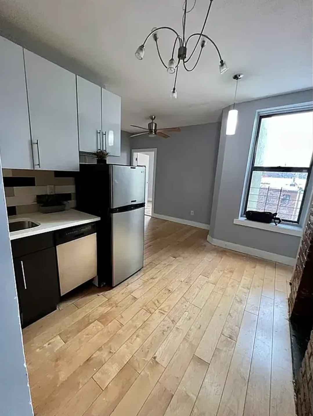 Modern kitchen with dishwasher
-Spacious closet in the room
-Laundry in building
-Gym, Lounge, Storage, Bike lock up free on site
-Short walk to J/C trains (Ralph C//Chauncey J stops)
-Pet friendly :)