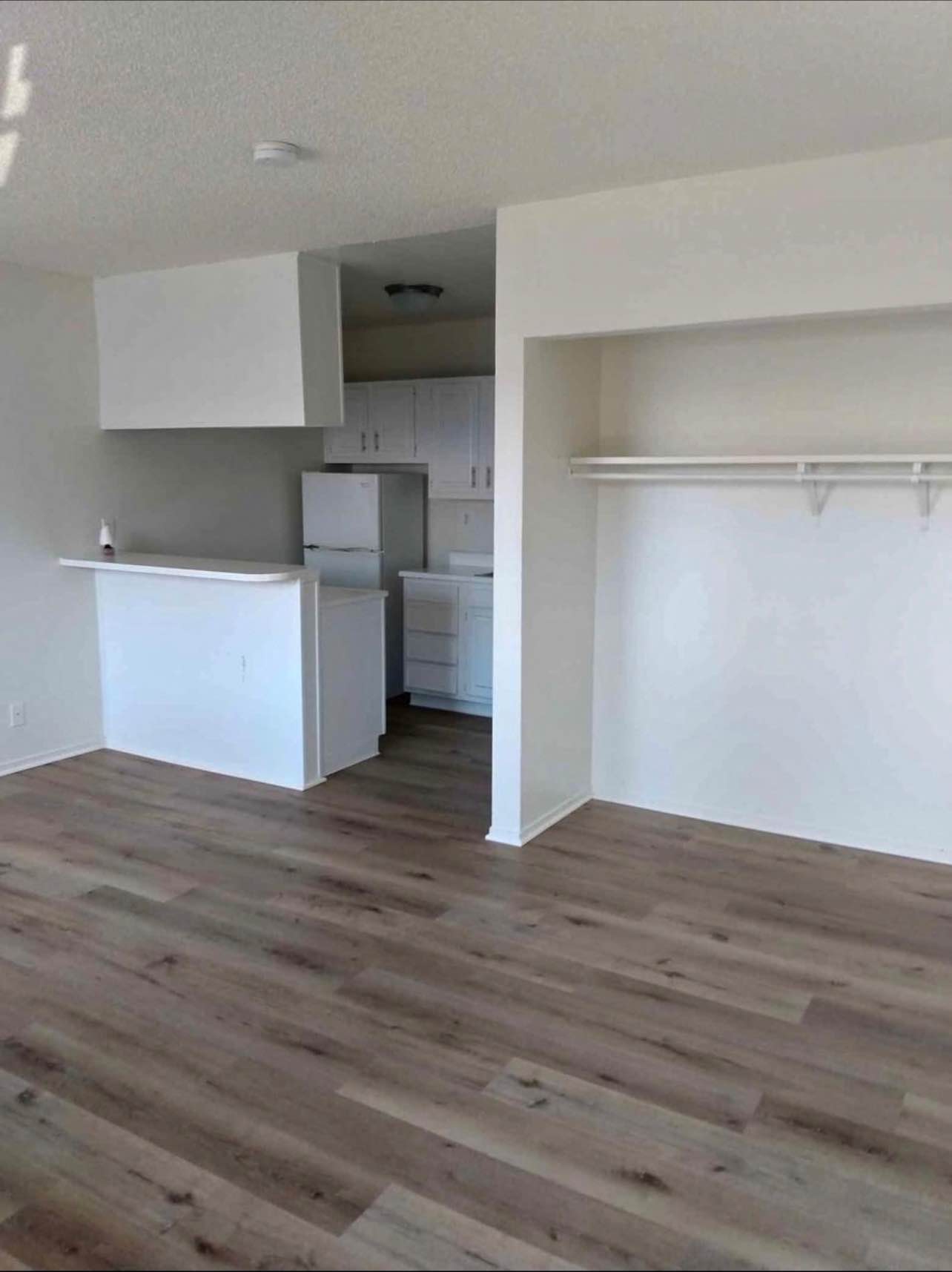 Kindly drop your contact or text me on +1 309-420-0730 for more information
I’m offering a private and spacious one bedroom apartment. It comes Unfurnished with all utilities included in the rent, It has its own private entrance and backyard , private bathroom and kitchen with a garage set aside for parking.