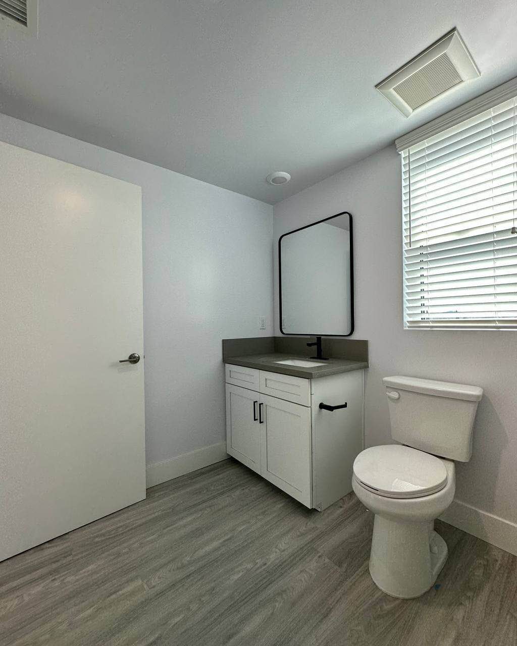 Affordable 3- 4Bedroom Rentals - No Credit Checks
Hello,
I'm a private landlady with clean and comfortable properties available for rent. My 3-3 bedroom apartments and houses offer:
3 Bedroom, 3 Bathroom: $1,300/month (negotiable)*
*Amenities:*
- In-unit laundry
- Central air conditioning
- Fitness center
- Lounge areas
- Garage
- Elevator
- Rooftop access
- And more!
*Excellent Building Features:*
- Secure and convenient living
- Prime location
*No:*
- Credit checks
- Restrictions
I value honesty and cleanliness. If you're ready to move in or secure a place for your desired move-in date, message m