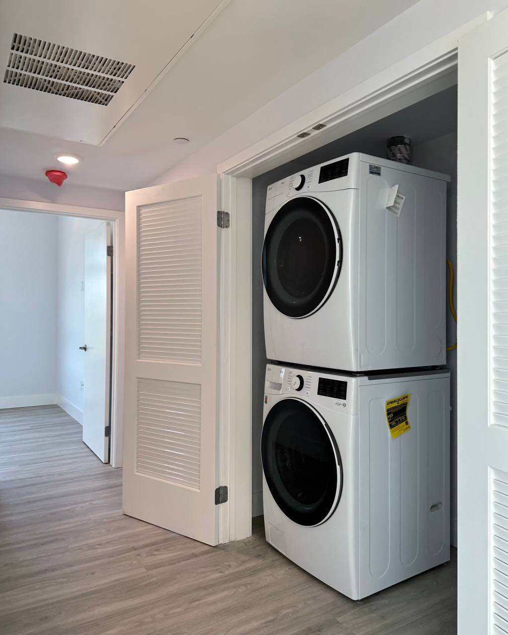 Affordable 3- 4Bedroom Rentals - No Credit Checks
Hello,
I'm a private landlady with clean and comfortable properties available for rent. My 3-3 bedroom apartments and houses offer:
3 Bedroom, 3 Bathroom: $1,300/month (negotiable)*
*Amenities:*
- In-unit laundry
- Central air conditioning
- Fitness center
- Lounge areas
- Garage
- Elevator
- Rooftop access
- And more!
*Excellent Building Features:*
- Secure and convenient living
- Prime location
*No:*
- Credit checks
- Restrictions
I value honesty and cleanliness. If you're ready to move in or secure a place for your desired move-in date, message m