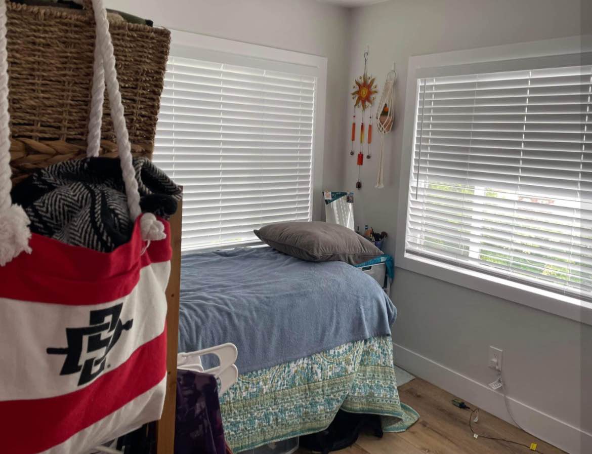 ⭐️Urgently Seeking a 4th Female to Move In!⭐️
💸RENT $962 +$50-$80 utilities (wifi included in rent)
🛋️FURNISHED HOUSE (unfurnished room)
🗓️Move In April 1st or earlier!
📋Lease Ends July 1st but you're able to re-sign as I am moving out
We have a 10’ x 8’5” bedroom available in our 4 bed 2 bath house in Lemon Grove on Massachusetts Ave between Central Ave and San Miguel Ave (approx 15 mins to SDSU).
We are looking for a female, preferably mid 20’s to mid 30’s, working professional or grad student. We like a quiet and clean household. There are 3 other girls that currently live here and this offer is for someone to take over the remainder of my lease starting April 1st (or earlier)-July 1st.
Rent is $962, +$50-$80 utilities. Wifi, water, and trash are all included!
There is a sweet 3 year old cat named Whiskey and we prefer he be the only pet, but open to discussion based if you have 1 other cat. There is a large parking area right in front for guests and tenants.
See pictures- and please don't hesitate to reach out! My IG is @catykennedy you can message here or there.