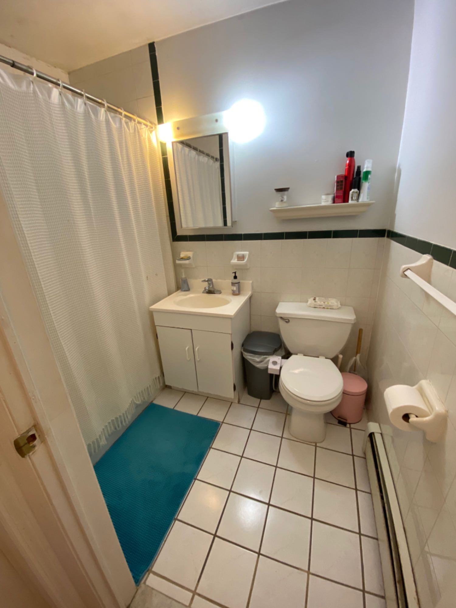Two roommates (M&F; 20s-30s) looking for a third roommate in Astoria apartment within 5min walk from N/W subway.

3 bedroom; 2 bath; living room, dining room, kitchen, balcony, plenty of closet space. Easy street parking. 

