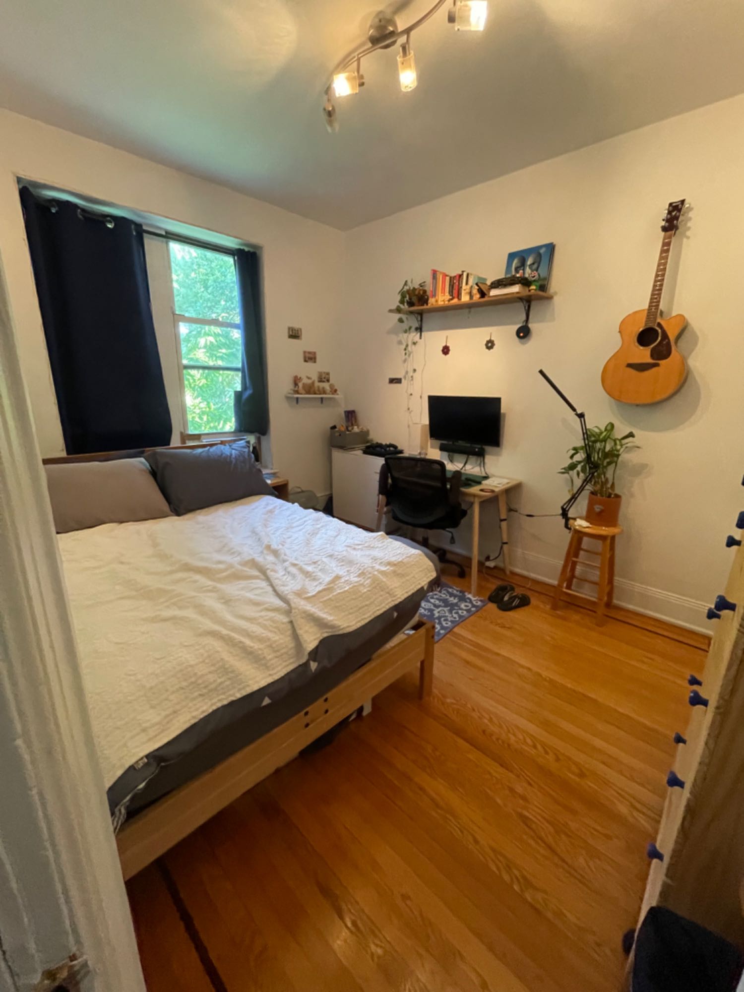 Private Room in a chill neighborhood in East Williamsburg directly across the street from an awesome park.
Room is a good size and can comfortably fit a queen, desk, and dresser or two.
Top floor of a 3 story walk up.
5min walk to the Graham Ave L Stop.
My roommate and I are both 29 working Hybrid Schedules in the city. I work in Tech and my roommate in Advertising - We both are big fans of live music, sports, travel, and staying active.
Looking for another young professional, that’s respectful, has their shit together, that we can grab a beer with from time to time.