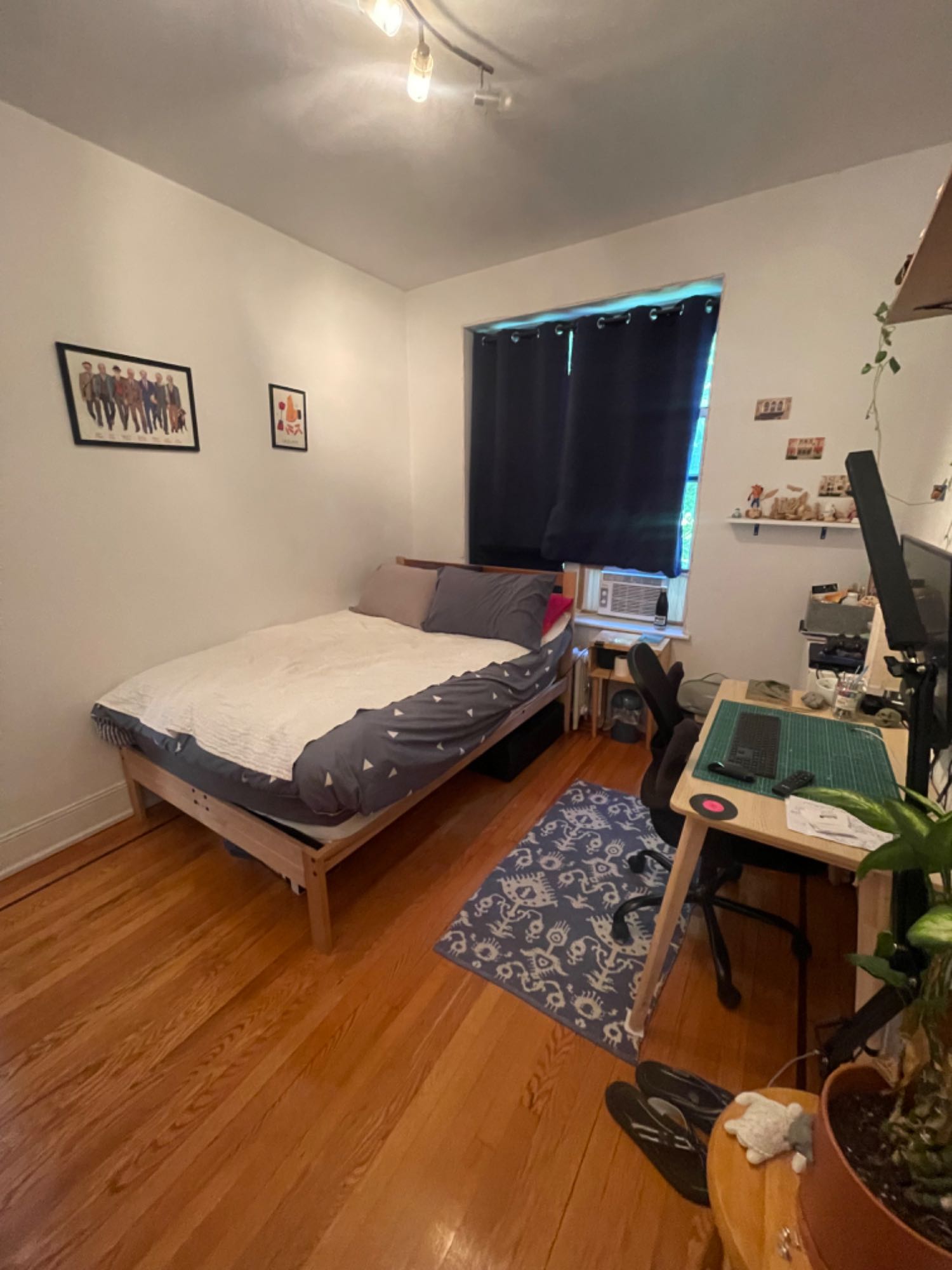 Private Room in a chill neighborhood in East Williamsburg directly across the street from an awesome park.
Room is a good size and can comfortably fit a queen, desk, and dresser or two.
Top floor of a 3 story walk up.
5min walk to the Graham Ave L Stop.
My roommate and I are both 29 working Hybrid Schedules in the city. I work in Tech and my roommate in Advertising - We both are big fans of live music, sports, travel, and staying active.
Looking for another young professional, that’s respectful, has their shit together, that we can grab a beer with from time to time.