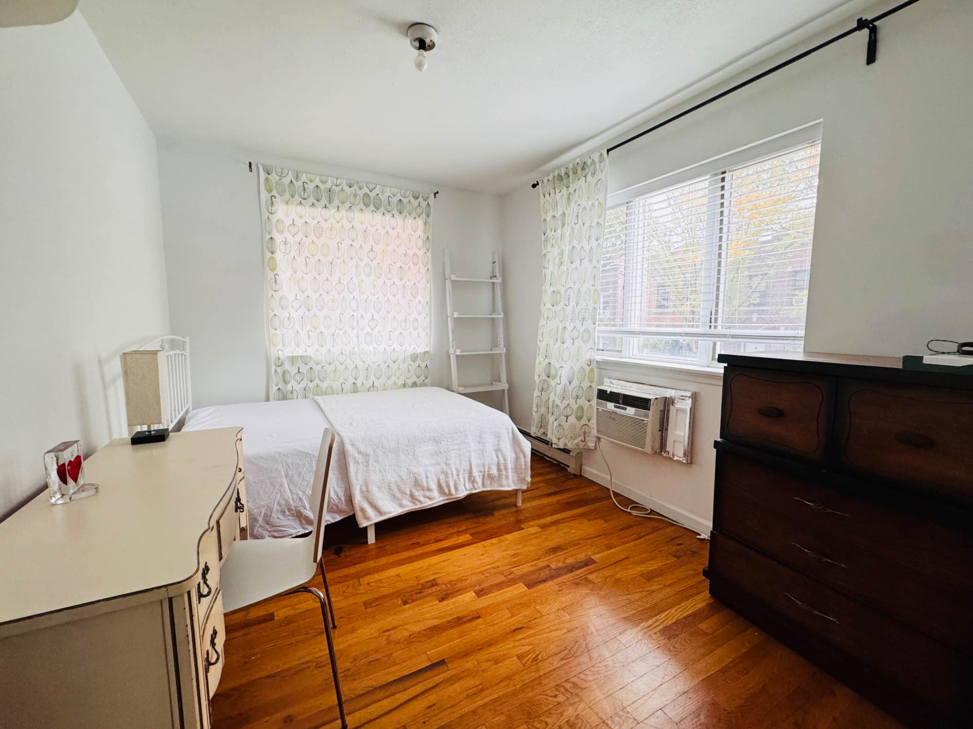 The location is about 3 short blocks away from 7 train 61st Woodside station 25mins to 42nd Timesquare
This is a 3 bedroom and 2 full bath. The room is furnished with full size bed, drawers, table and built in closet. Utilities are included but asking for additional amount when using air conditioning (est. $30-50). The room is pretty cold during winter because of the big windows, heater is centralized so I don’t want someone who wants the room to feel like living in the tropical country.
We are looking for female roommate only between 20-40’s of age. Working or student who is responsible to pay rent on time and doesn’t work at home 24/7. Knows how to respect other roommates and clean their own mess.
Sharing with female rommates who works 5days a week weekdays and some weekends.
Asking for 1month advance+ 1 month deposit+Security.
Please tell me about yourself