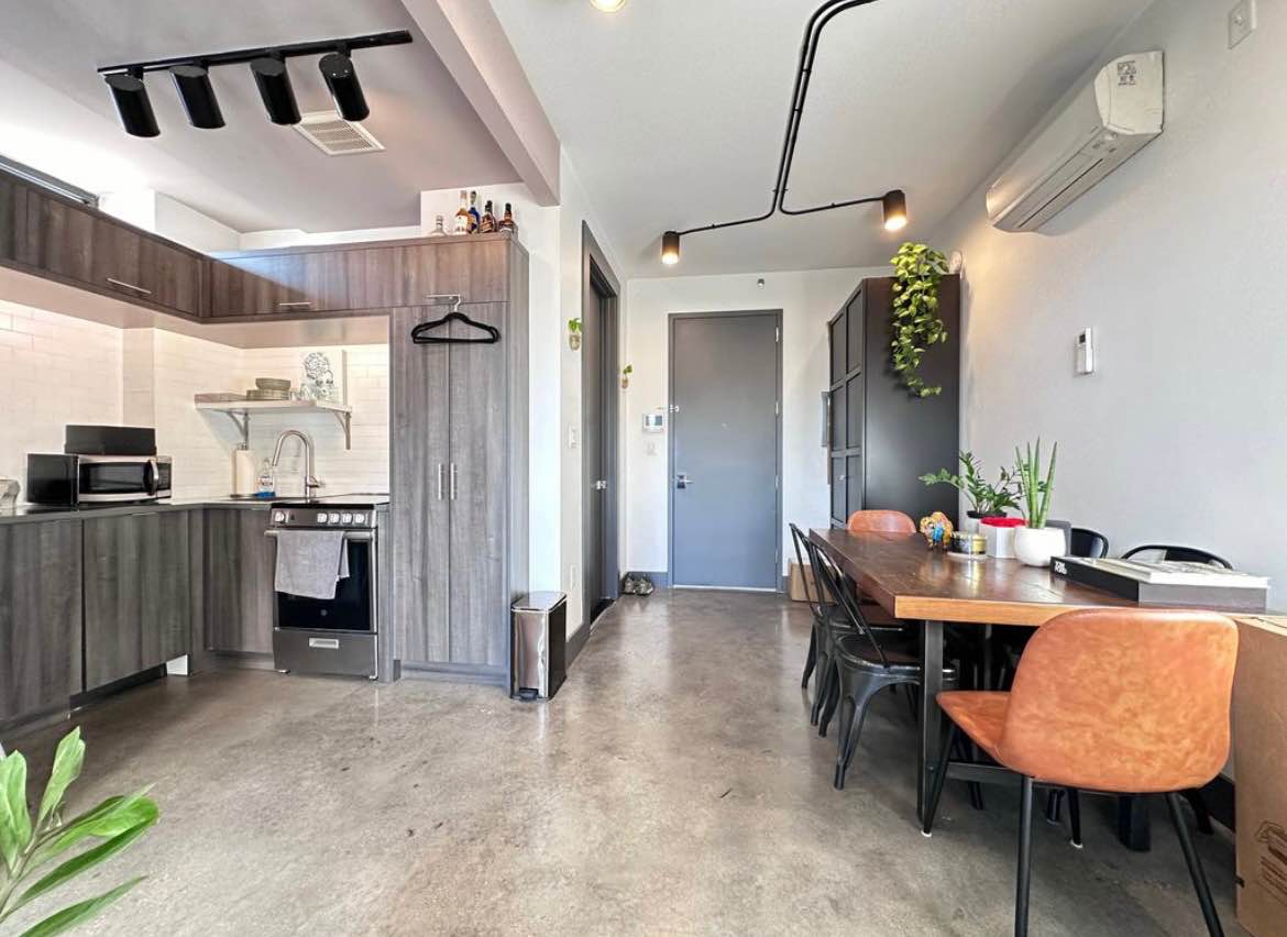 Hi! I’m looking for a roommate to take over my lease in my lovely apartment. I'd love to find someone to sign the lease immediately. The apartment is just few blocks from all transportation and stores; Close to the subway (red line) and multiple restaurants.
Hove living in this apartment - we have lots of natural light, a ton of storage space, and pets are allowed as long as they are well trained.

The bedroom comes with a/c, heating, a large closet and wifi. Some space in the kitchen and bathroom is available for temporary storage.

The building has an elevator and a live-in super, and has been a joy to live in.

Seeking someone that is easy-going, clean and transparent.

Message to schedule! (509-217-9240)
